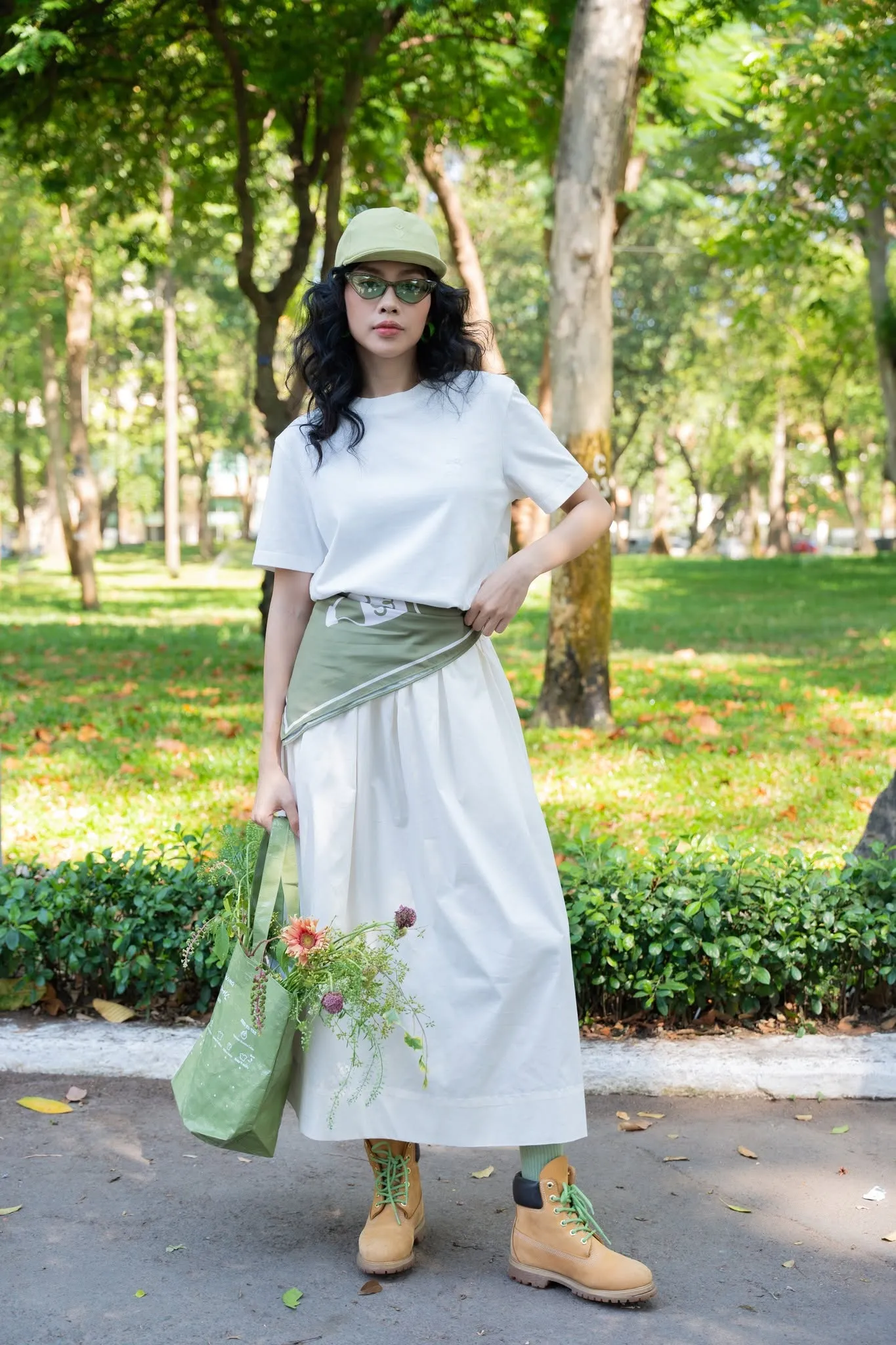 Áo thun phối chân váy dài mang đến vẻ ngoài trẻ trung, nữ tính và thoải mái khi khám phá Hà Giang tháng 5