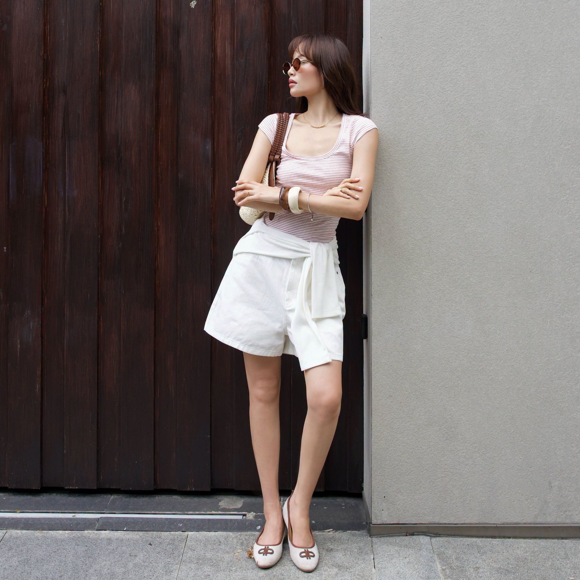 Outfit đơn giản chỉ mix áo thun phối quần short vẫn thoải mái và phù hợp cho chuyến đi Hà Giang vào tháng 7