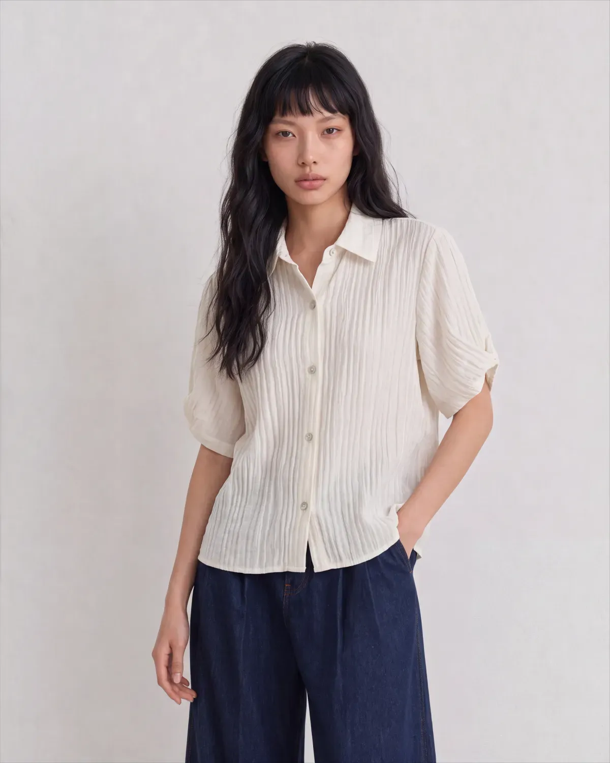 Áo sơ mi mix cùng quần jeans ống suông, điểm xuyết loafer cho diện mạo thanh lịch, hợp tiết trời tháng 9