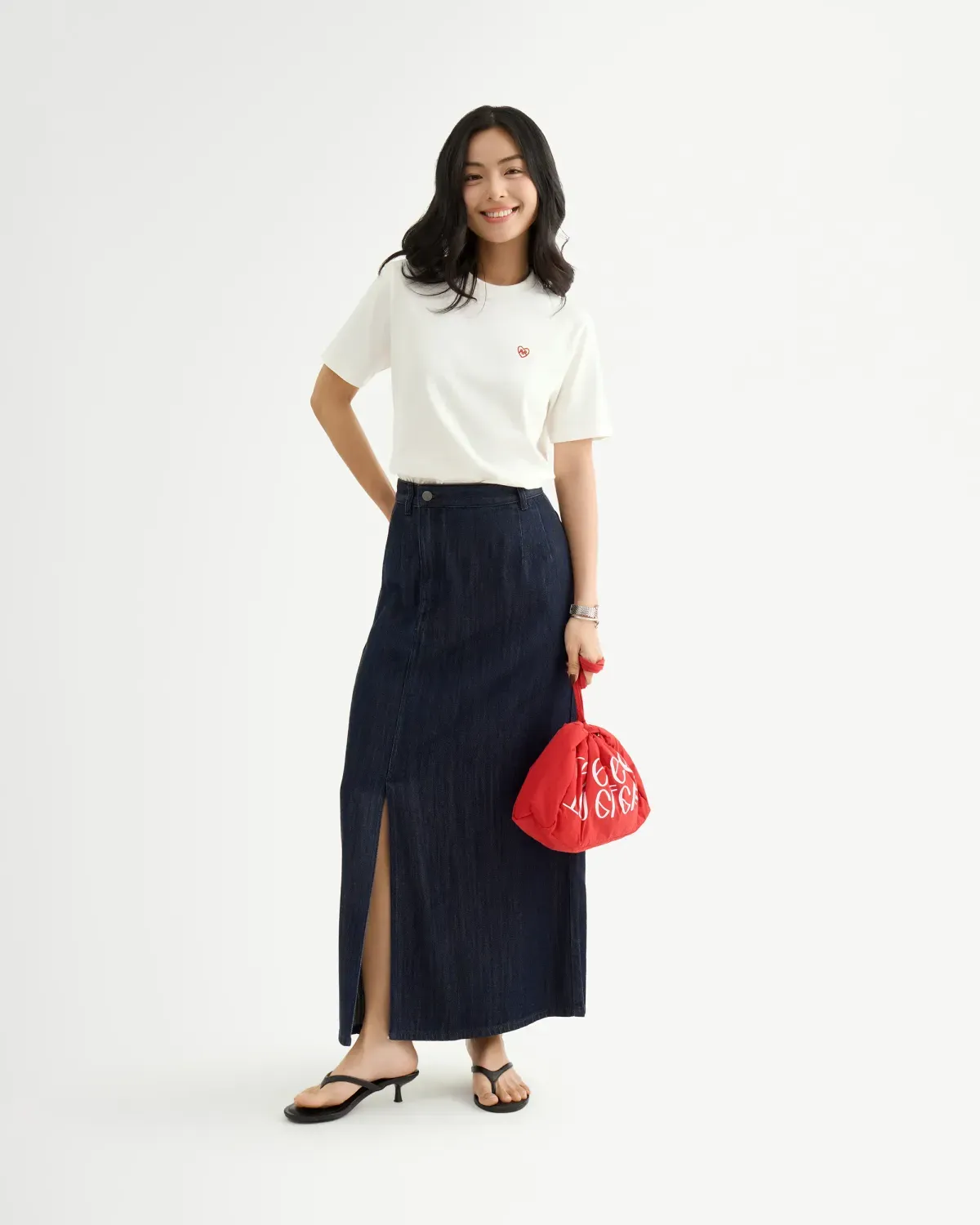 Áo thun phối chân váy denim dài mang đến vẻ trẻ trung, nữ tính, phù hợp với tiết trời mát mẻ tháng 10