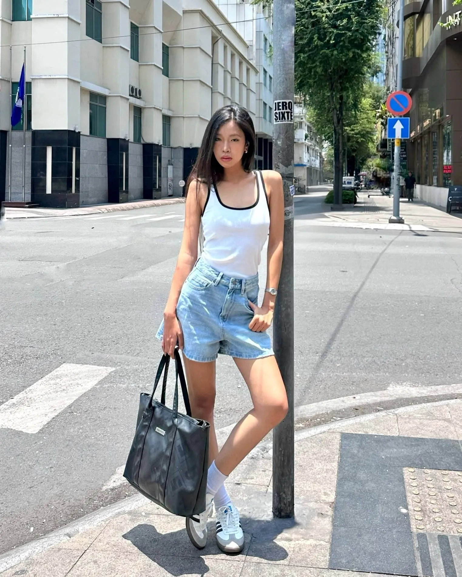 Tank top phối cùng quần jean là outfit thoáng mát, năng động cho những ngày hè ở Hà Nội