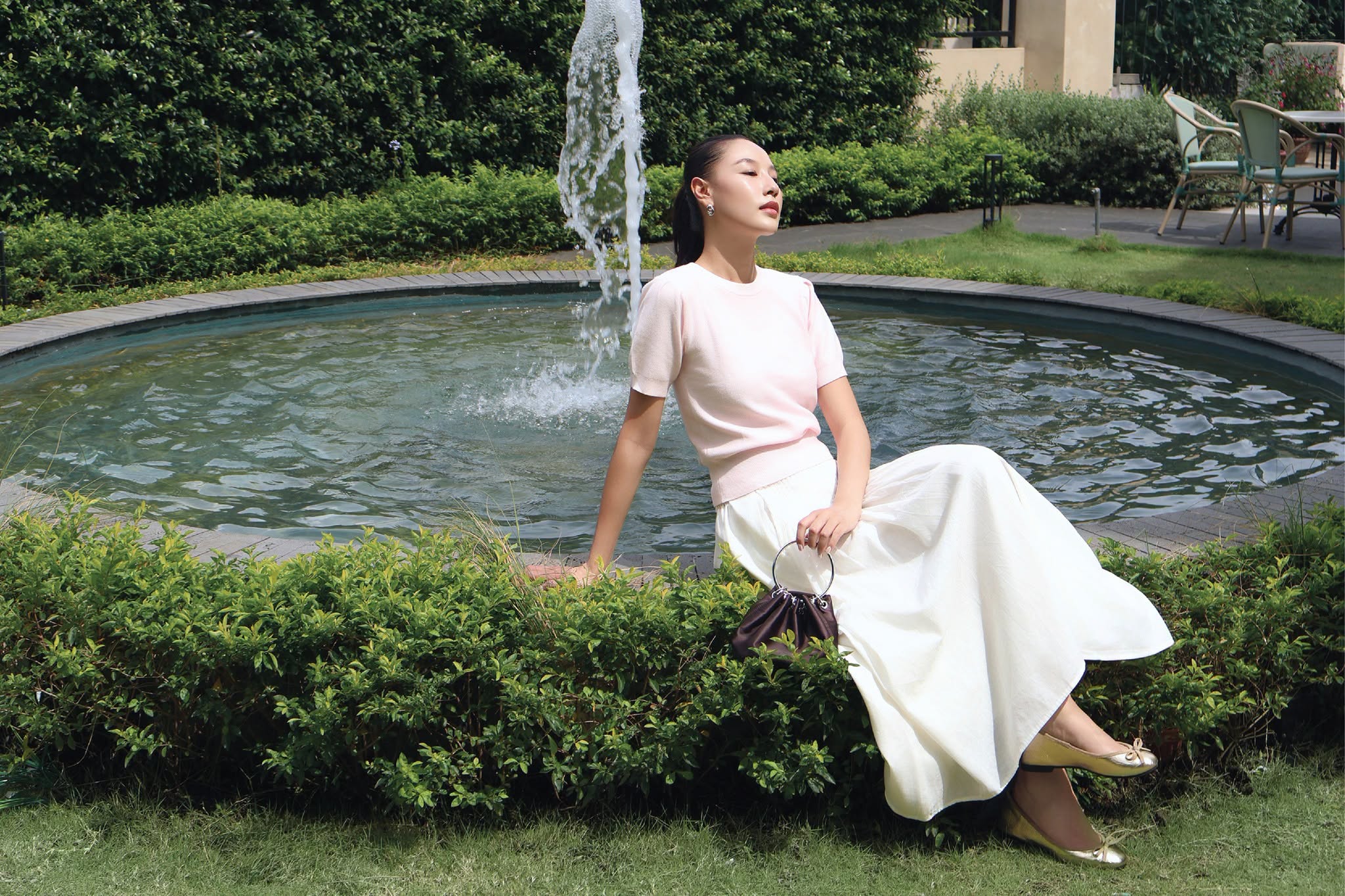 Áo thun pastel phối chân váy trắng dài thanh lịch, nữ tính cho mùa thu Hà Nội