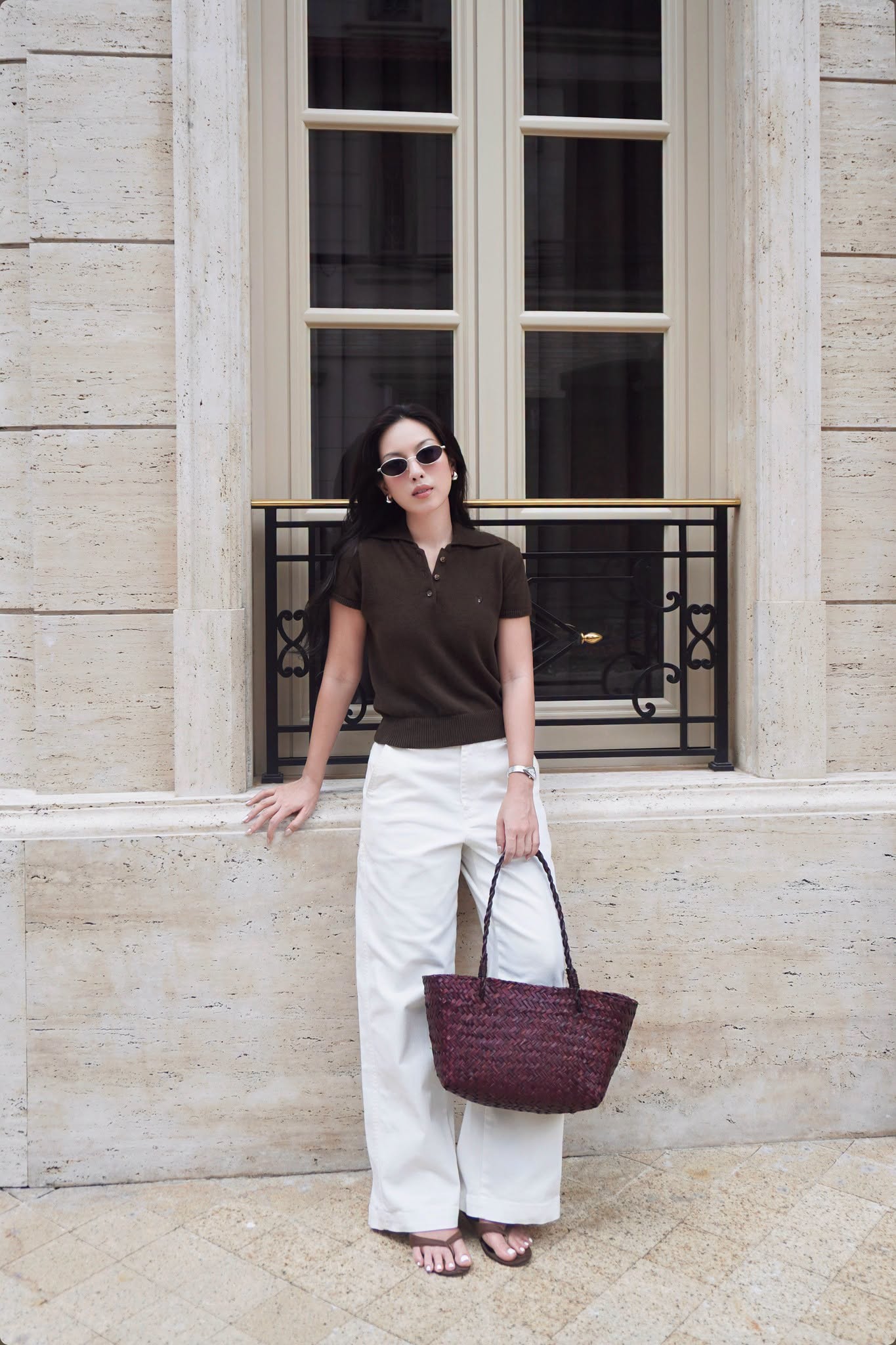 Outfit áo polo phối chân váy ngắn cùng áo len khoác vai cho ngày thu Hà Nội