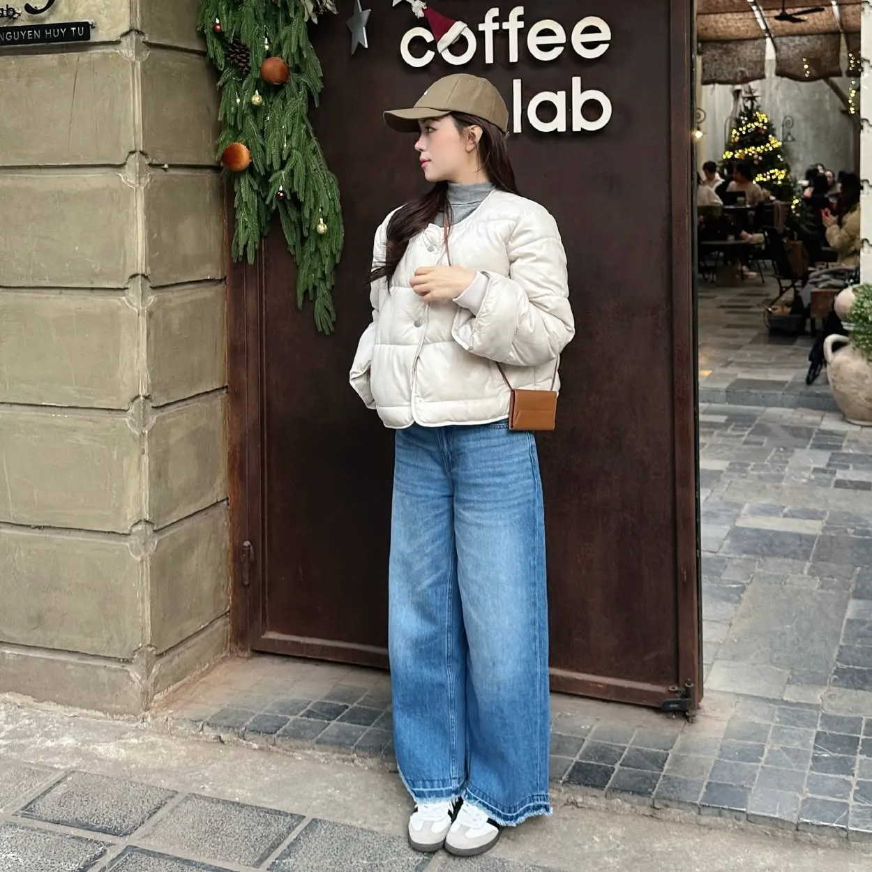 Áo phao dáng ngắn phối cùng quần jeans và sneaker là outfit năng động, phù hợp cho những ngày đông Hà Nội se lạnh