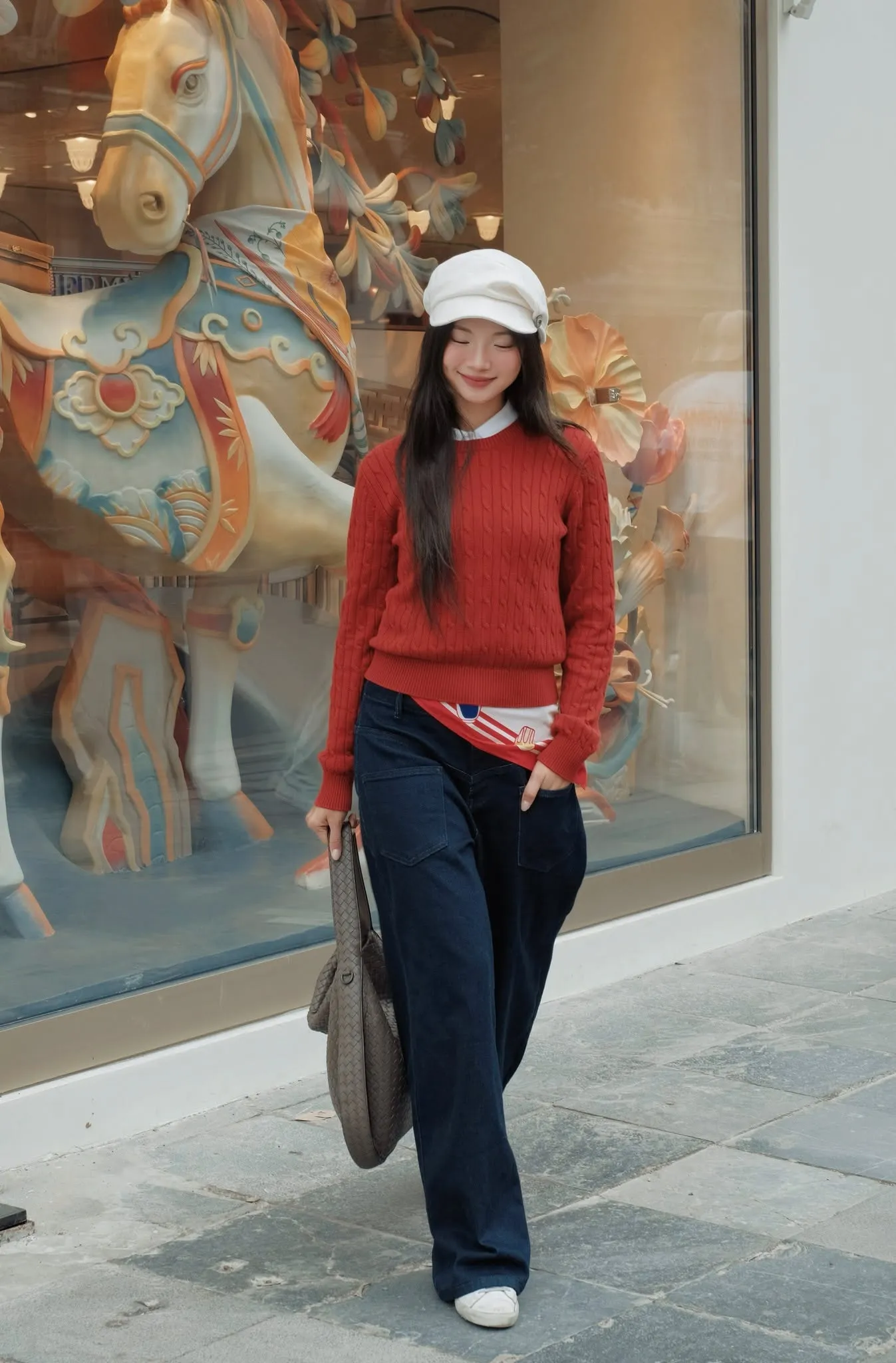 Áo len đỏ phối quần jeans ống rộng cùng mũ len trắng trẻ trung cho ngày đông Hà Nội
