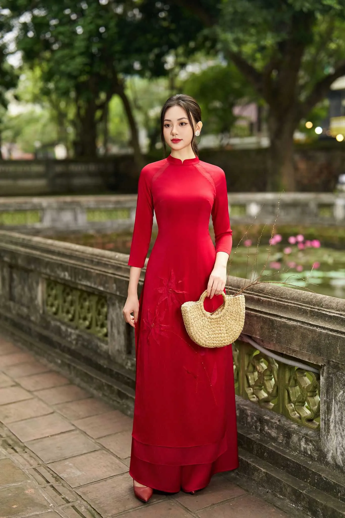 Áo dài thướt tha giữa khung cảnh sông nước miền Tây
