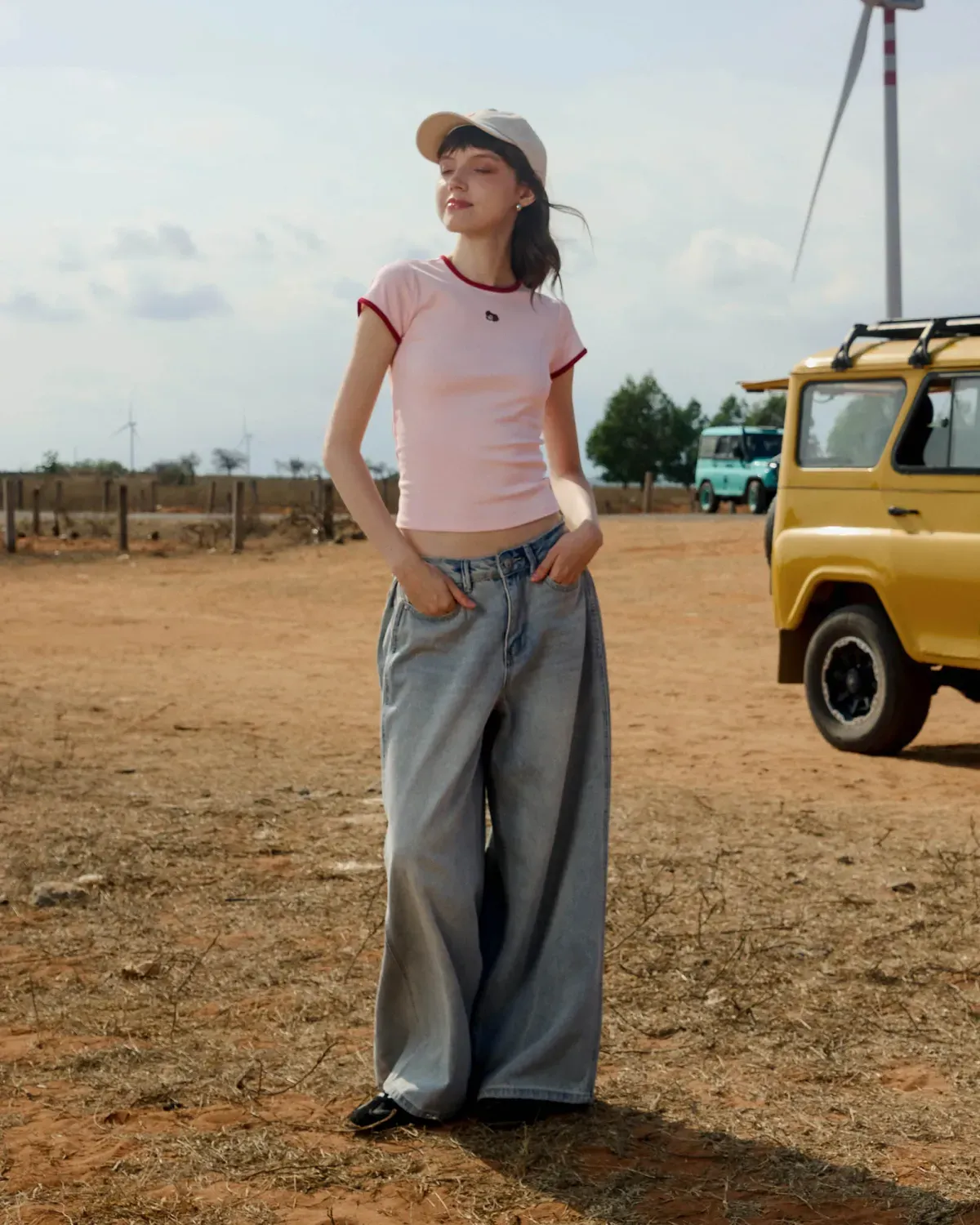 Outfit đơn giản, thoáng mát với quần jean và áo ngắn tay để tham quan miệt vườn