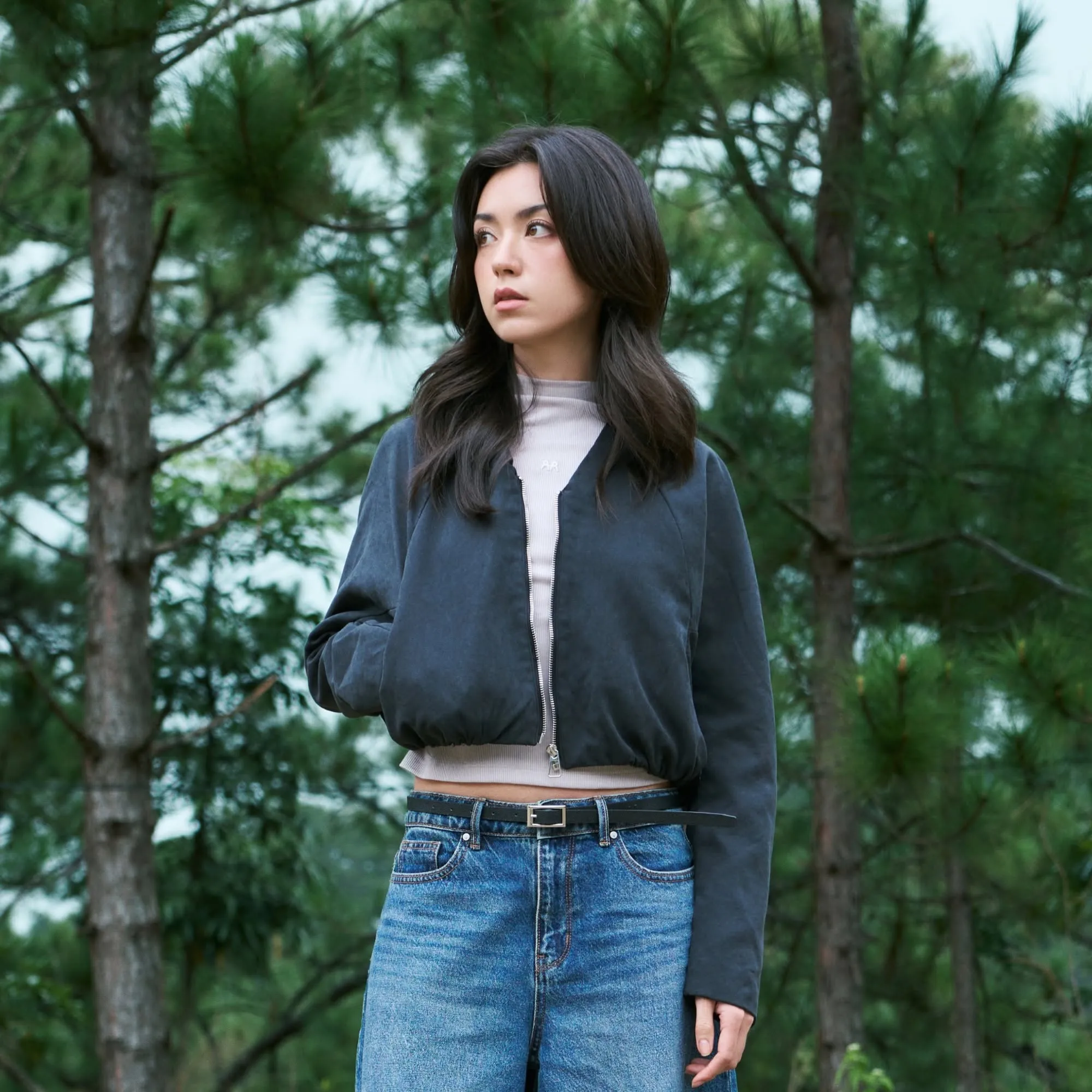 Áo khoác dáng lửng phối áo cổ cao và quần jeans trẻ trung cho những ngày thu se lạnh tại Mộc Châu
