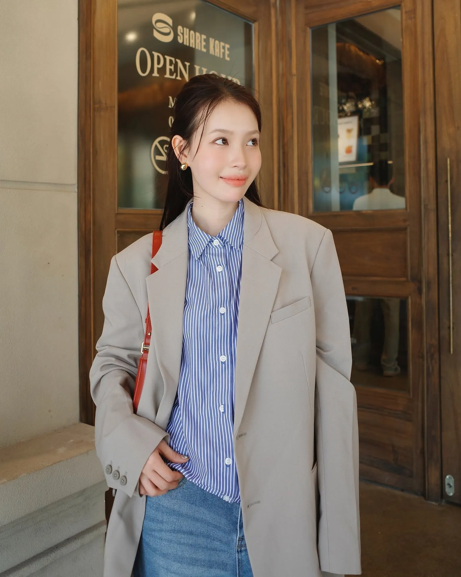 Sơ mi kẻ sọc phối blazer và quần jeans thanh lịch cho chuyến đi Mộc Châu tháng 3