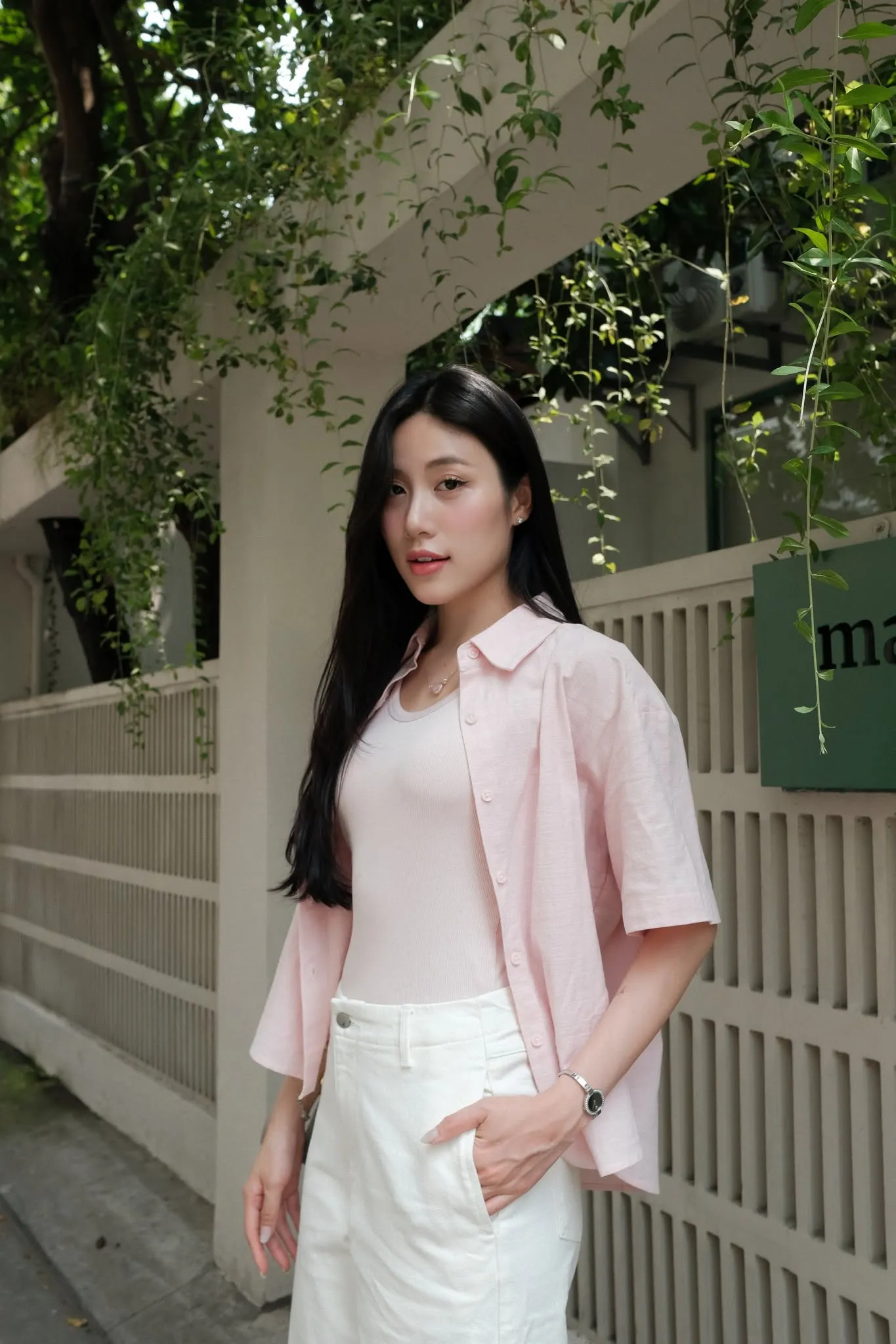 Áo tanktop phối quần kaki hoặc quần jeans ống suông thoải mái cho những ngày hè tại Mộc Châu