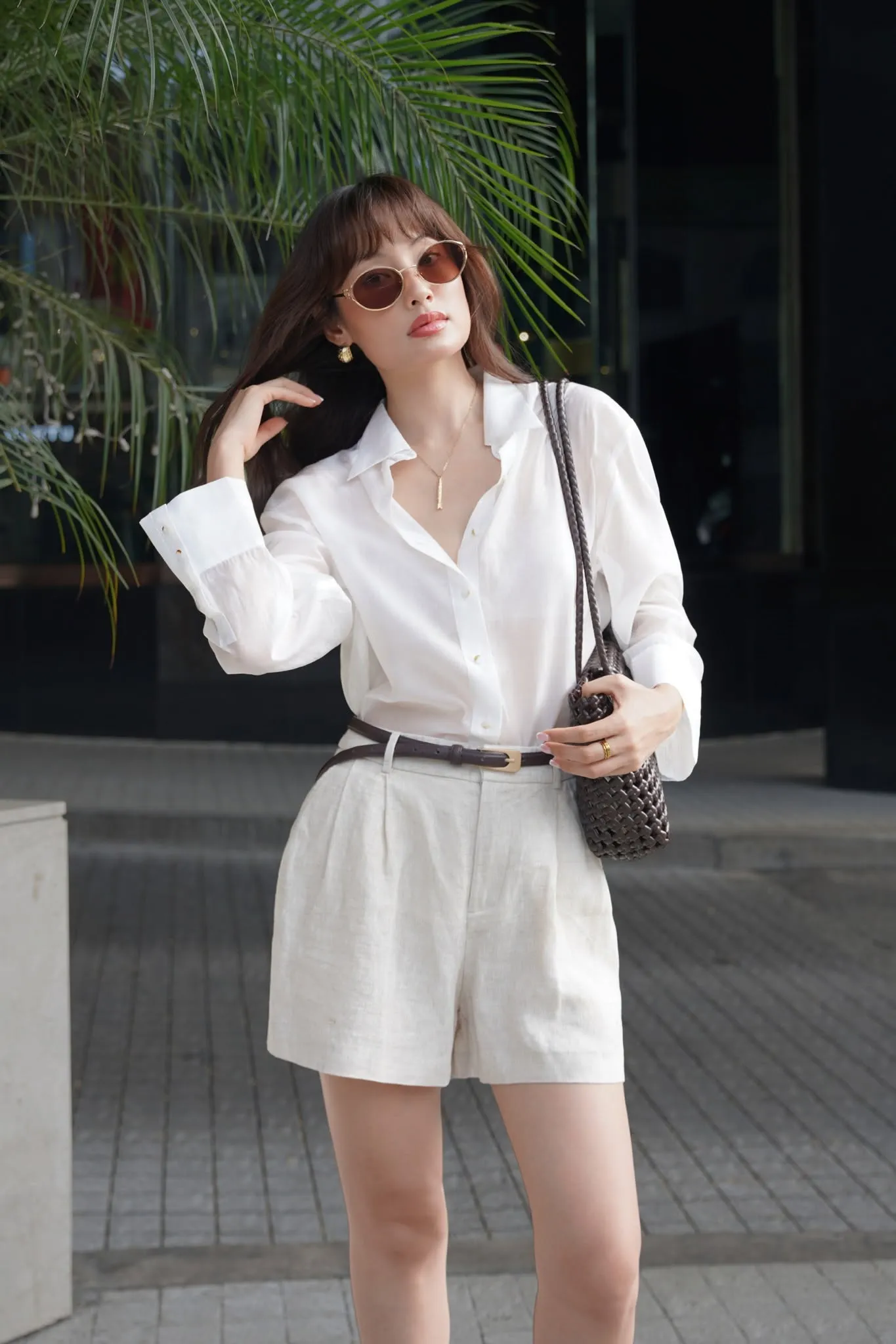 Outfit phối áo sơ mi oversize và quần short trẻ trung, năng động