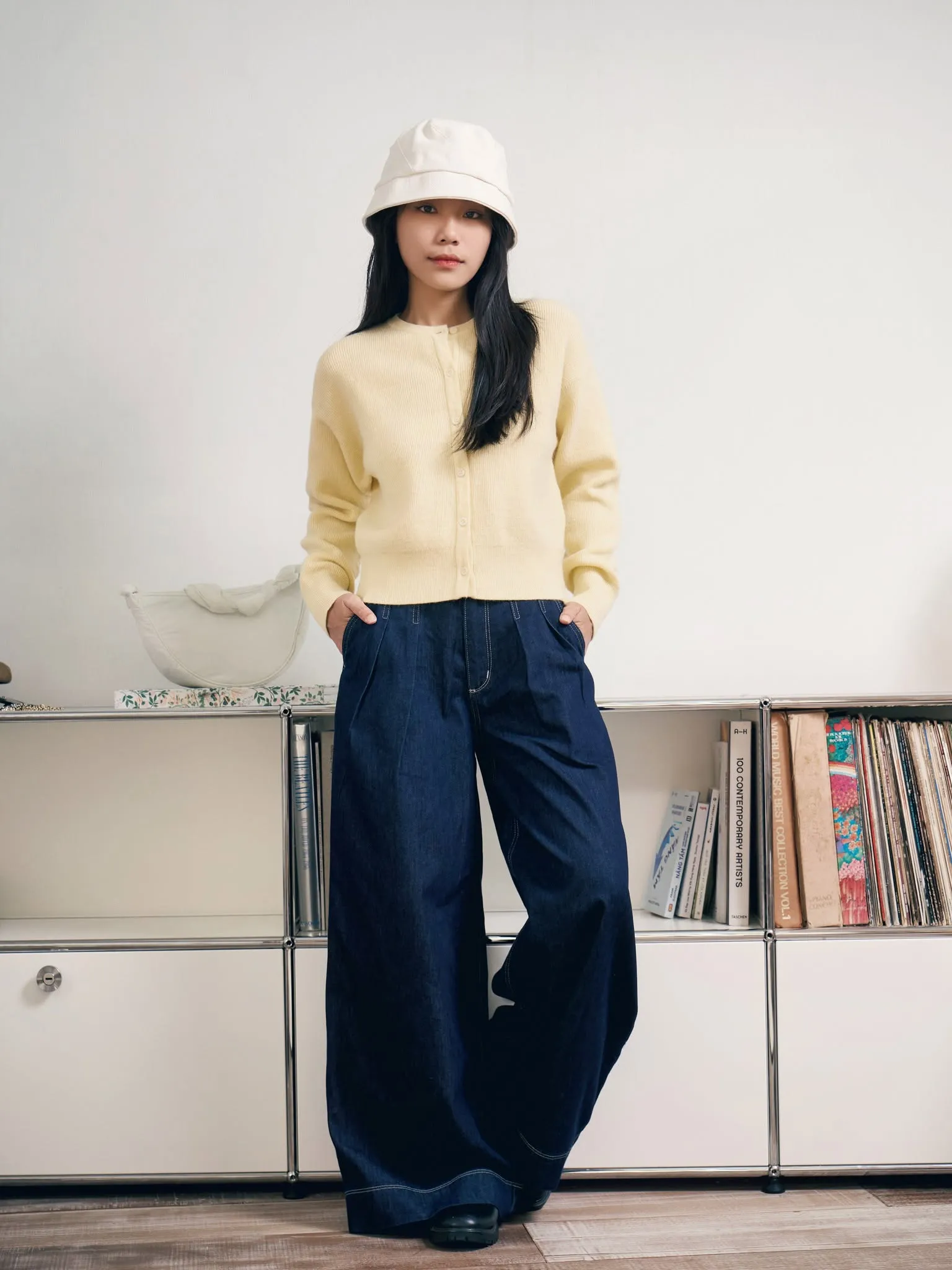 Cardigan vàng nhạt phối quần jeans ống rộng trẻ trung cho chuyến đi Mộc Châu tháng 9