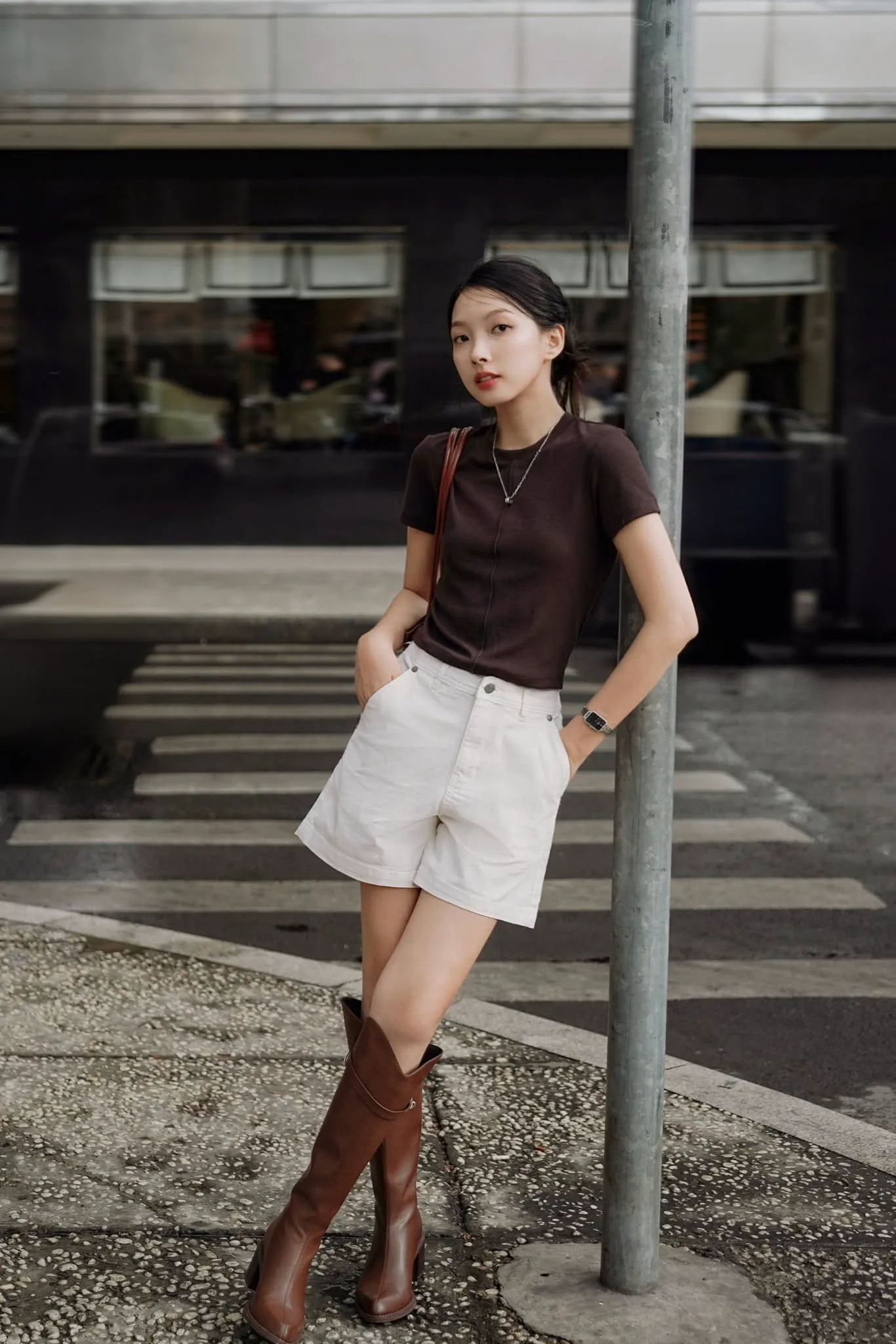Outfit năng động cùng giày thể thao thích hợp cho hành trình khám phá không gian tự nhiên tại Động Tiên Nữ