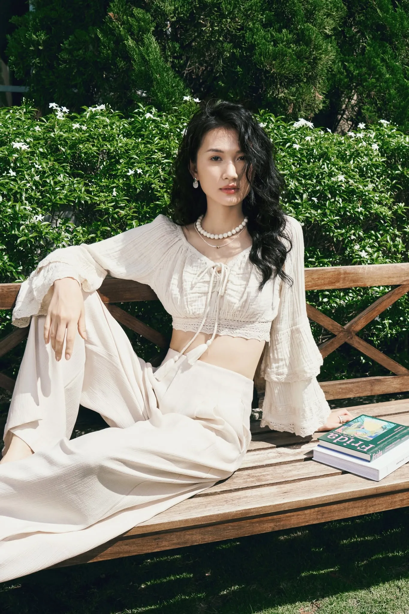 Outfit có phom dáng bay nhẹ nổi bật giữa những đường cong đặc trưng của Đồi Móng Ngựa