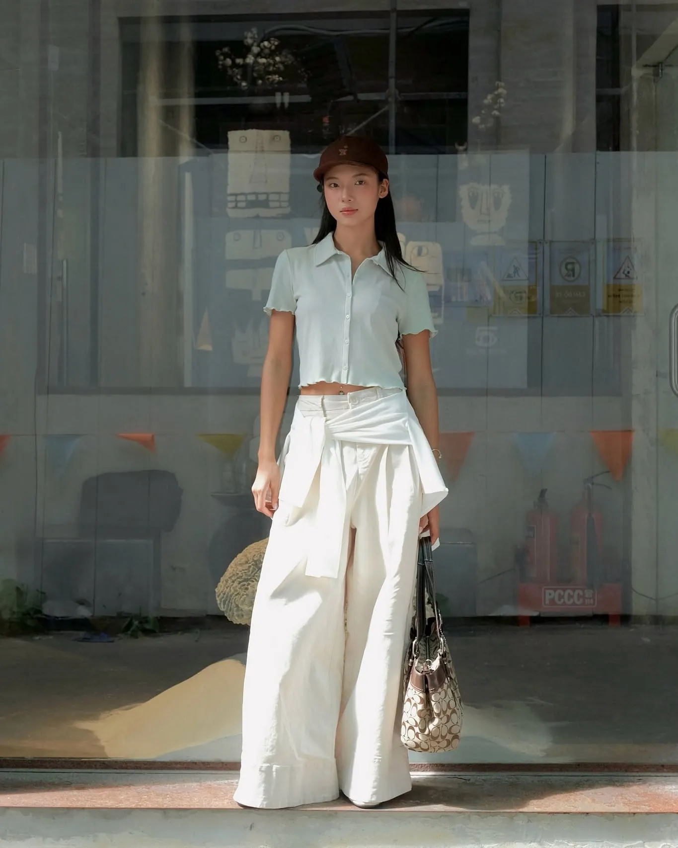 Outfit áo sơ mi croptop phối quần ống rộng mang vẻ trẻ trung, thanh lịch