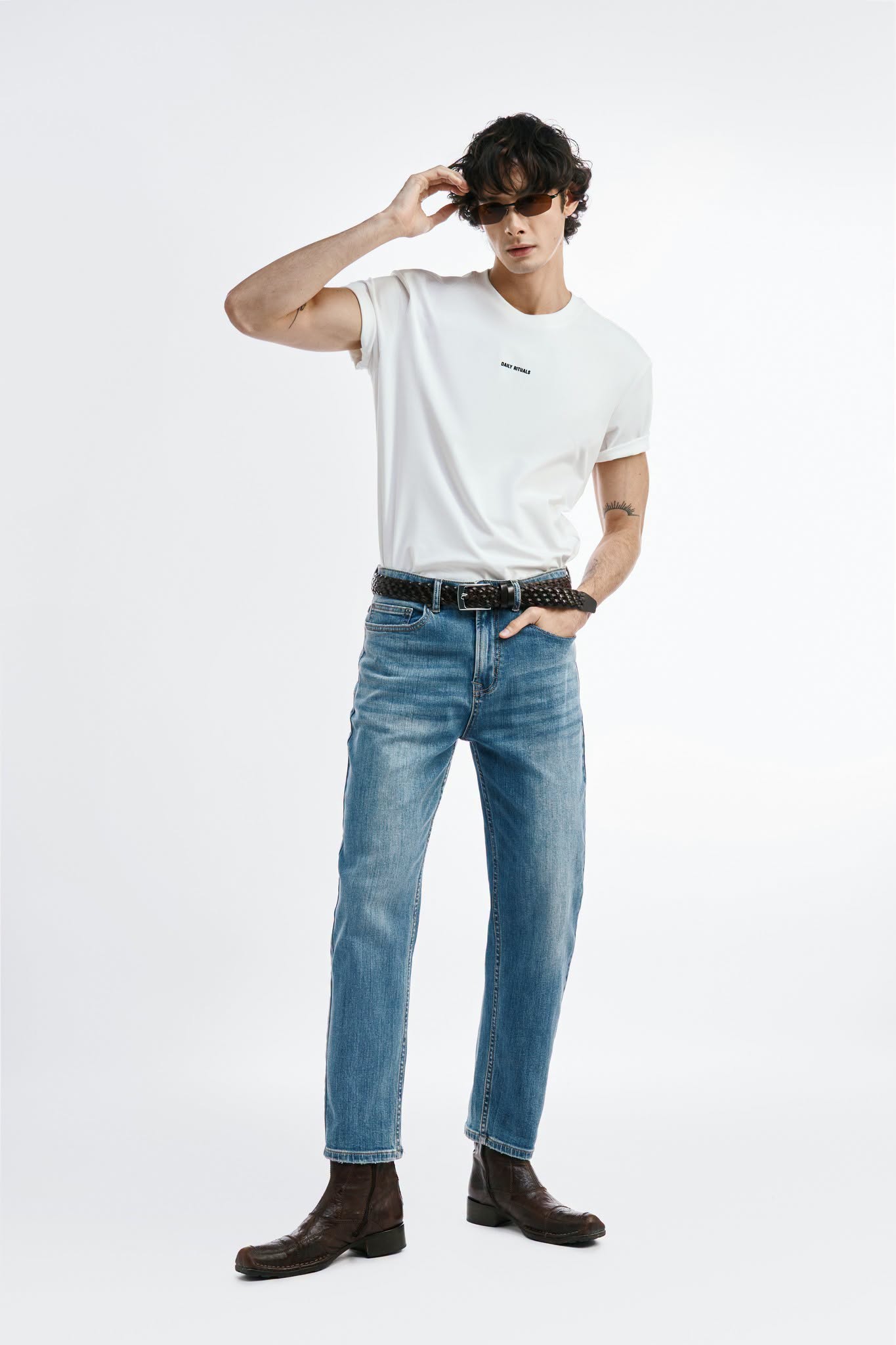 Áo thun trắng sơ vin cùng quần jeans xanh và boots da đem đến diện mạo cá tính khi check-in giữa đồi cát Mũi Né