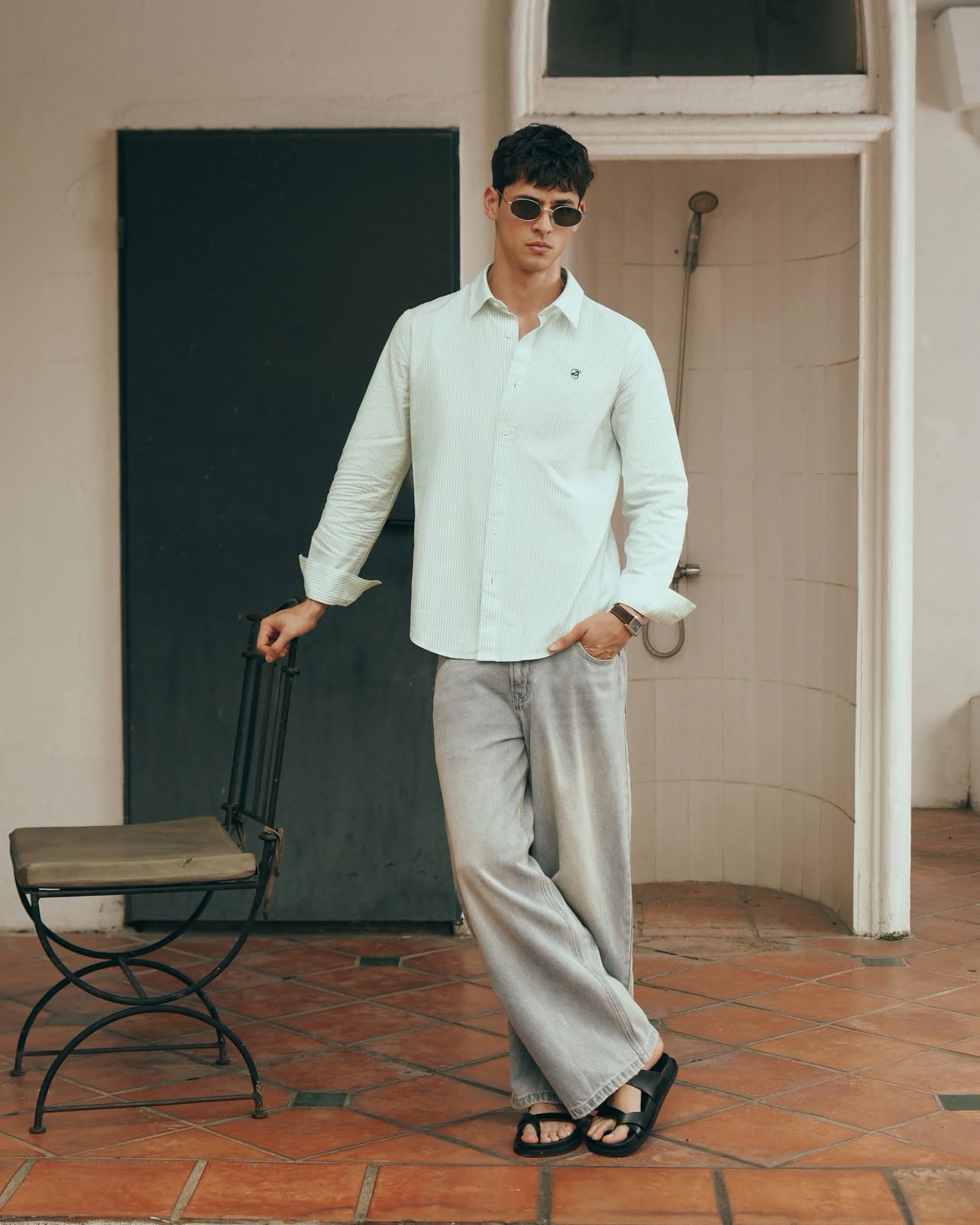 Phối sơ mi dài tay cùng quần jeans ống rộng và sandal cho outfit phóng khoáng, thoải mái trong chuyến khám phá Mũi Né