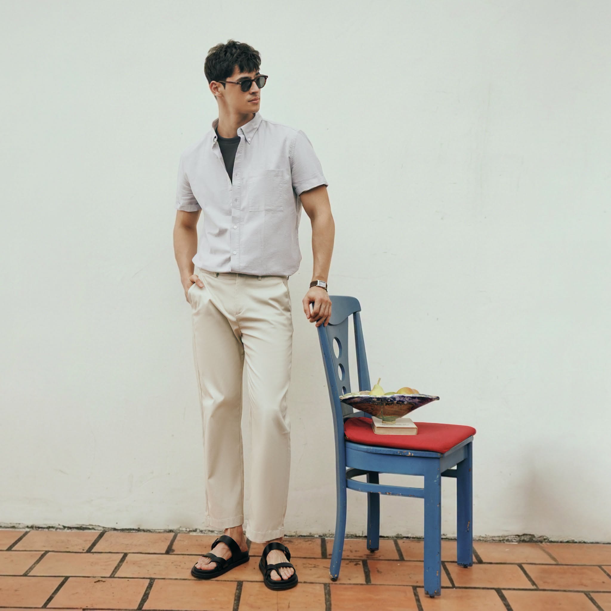 Sơ mi ngắn tay phối quần kaki sáng màu là gợi ý thanh lịch, gọn gàng dành cho nam khi tham quan đồi cát