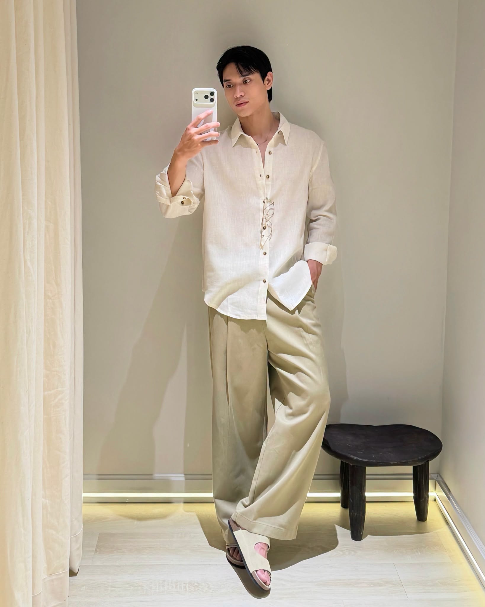 Outfit tông sáng gồm sơ mi linen, quần ống rộng và sandal gợi nét tự do, nhẹ nhàng