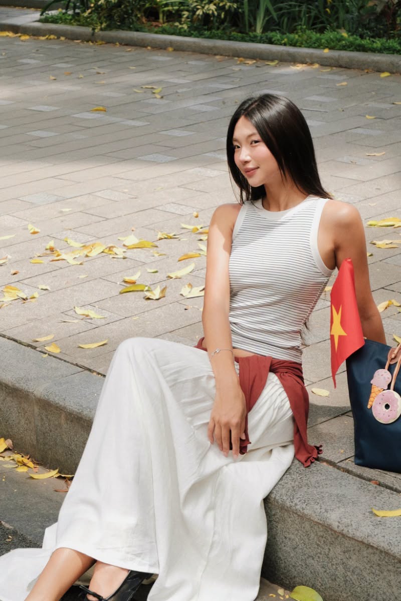 Áo tank top kẻ sọc đi cùng quần ống rộng sáng màu cho diện mạo phóng khoáng khi chụp ảnh tại đồi cát Mũi Né