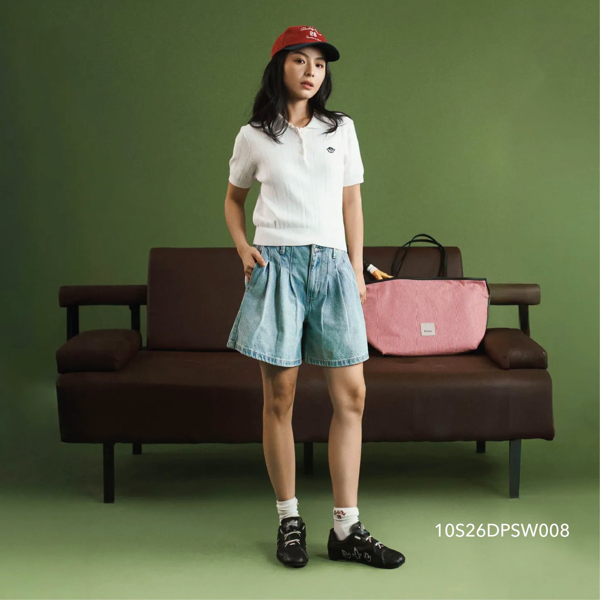 Outfit áo polo trắng, quần short denim và mũ lưỡi trai là cách phối trẻ trung dành cho buổi khám phá đồi cát