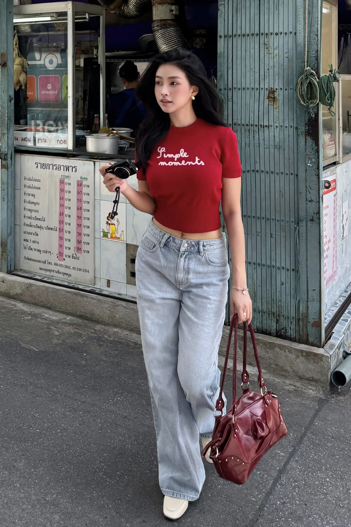 Áo thun phối quần jeans gọn gàng khi ngồi thuyền khám phá Tràng An