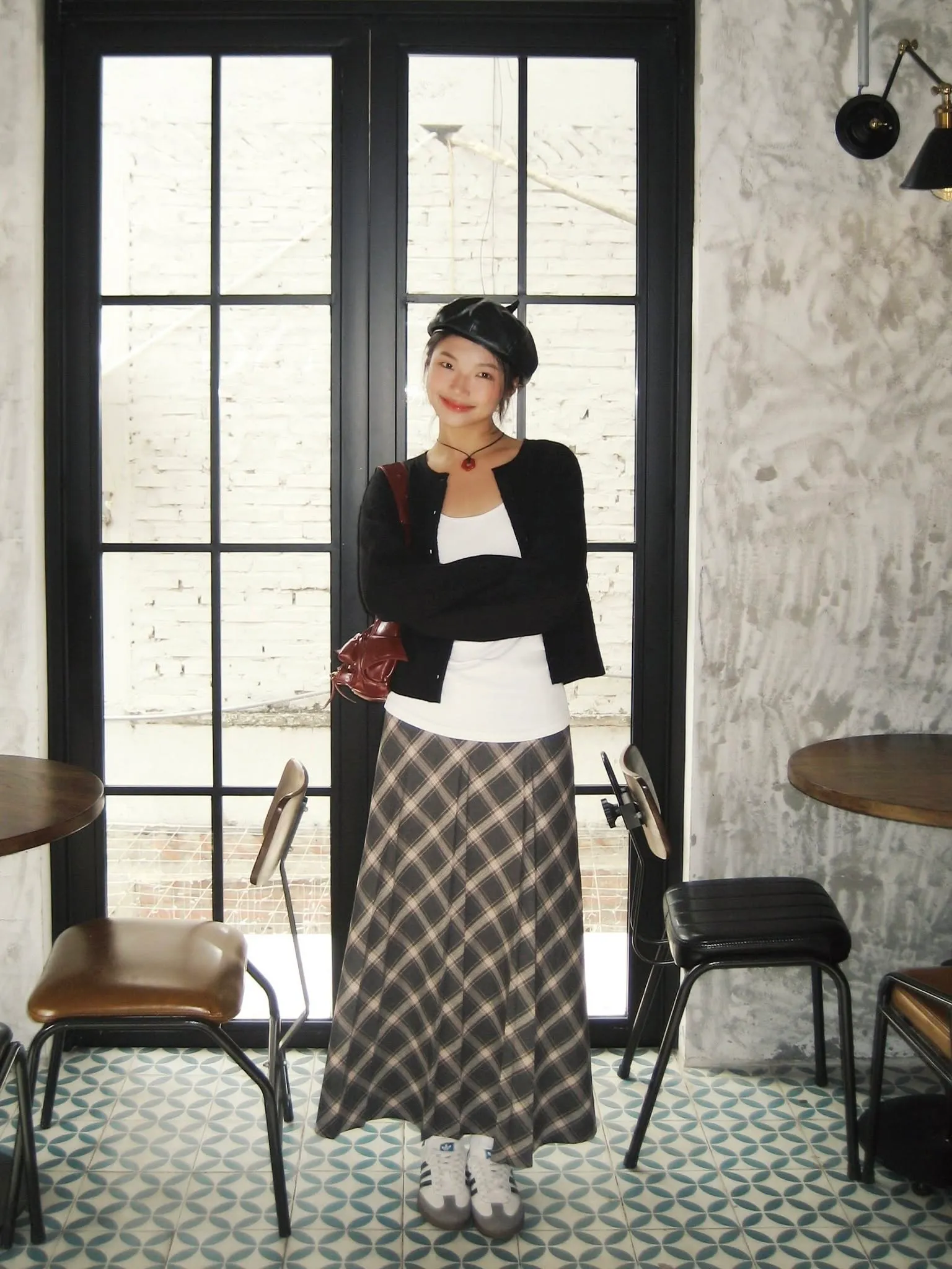 Cardigan phối chân váy dài nhẹ nhàng cho chuyến du xuân tại Ninh Bình