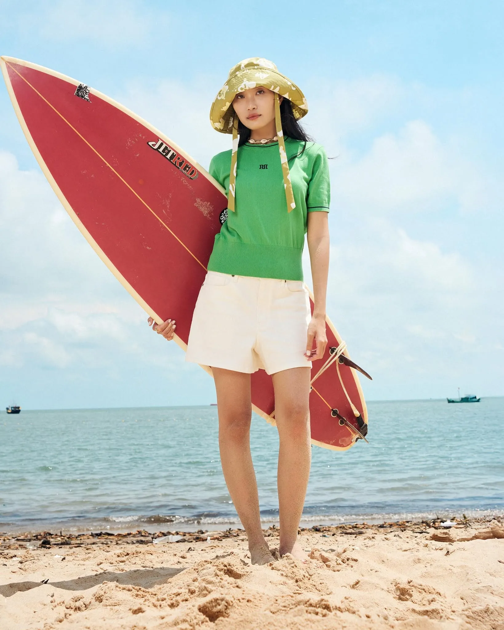 Áo thun phối quần short trẻ trung trong chuyến khám phá Phú Yên