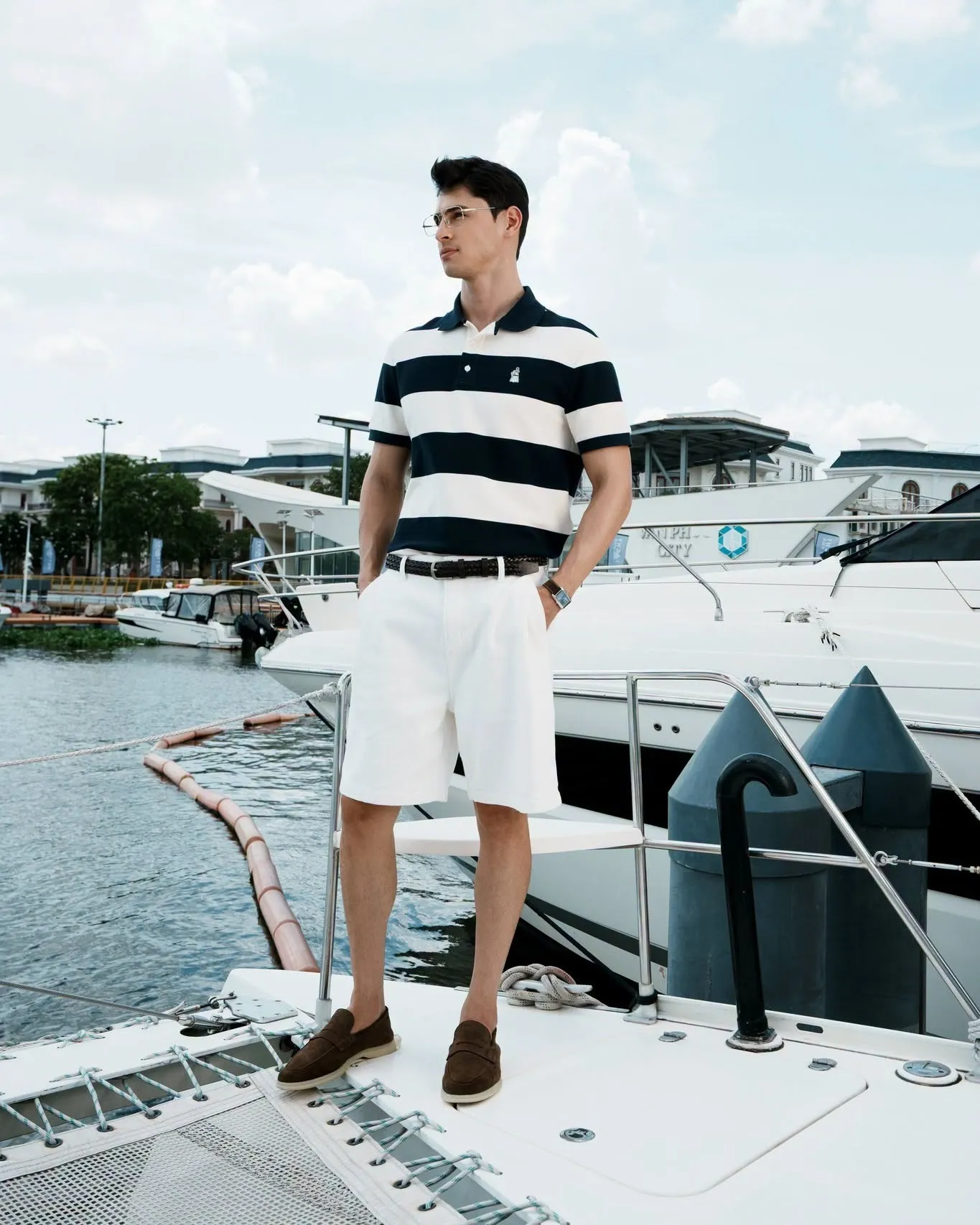 Áo polo kẻ ngang phối quần short trắng mang nét trẻ trung, chỉn chu cho buổi picnic ngoài trời
