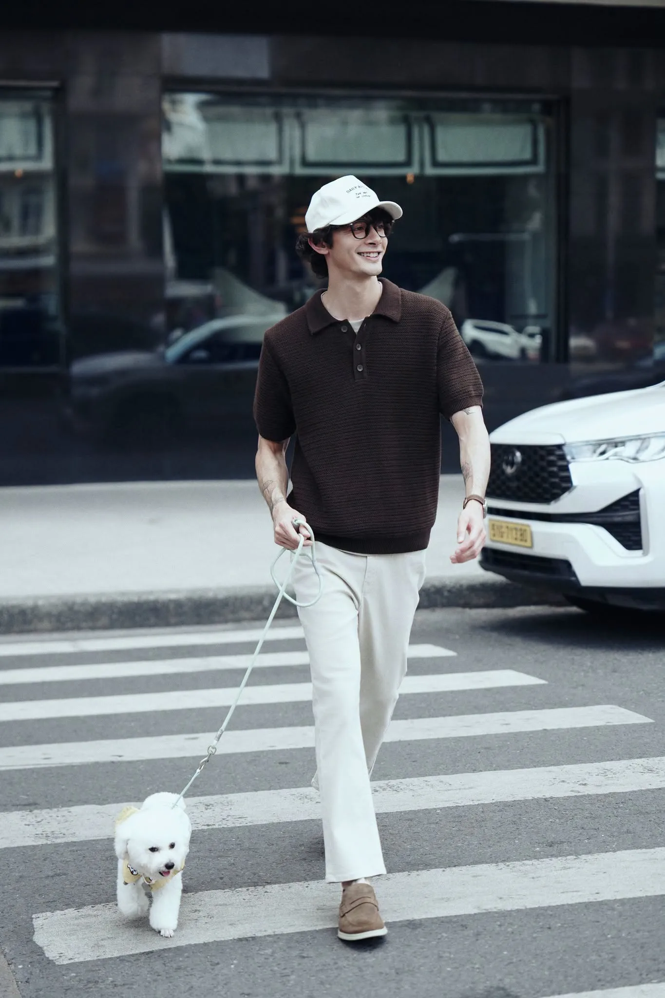 Áo polo dệt kim phối quần dài sáng màu tạo diện mạo lịch sự nhưng vẫn thoải mái khi đi dã ngoại