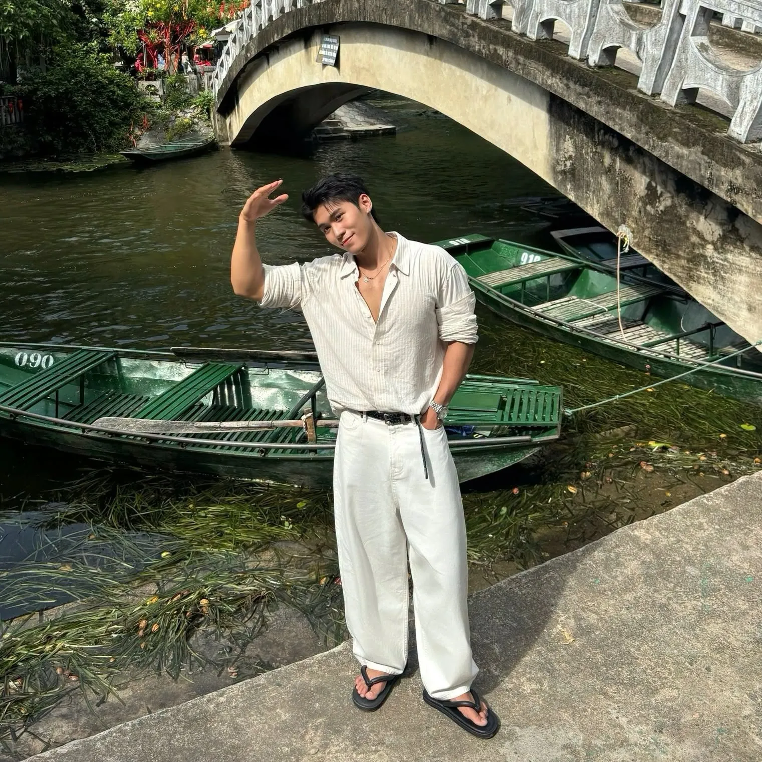 Sơ mi dài tay phối quần ống rộng và sandal cho outfit picnic phóng khoáng, hiện đại