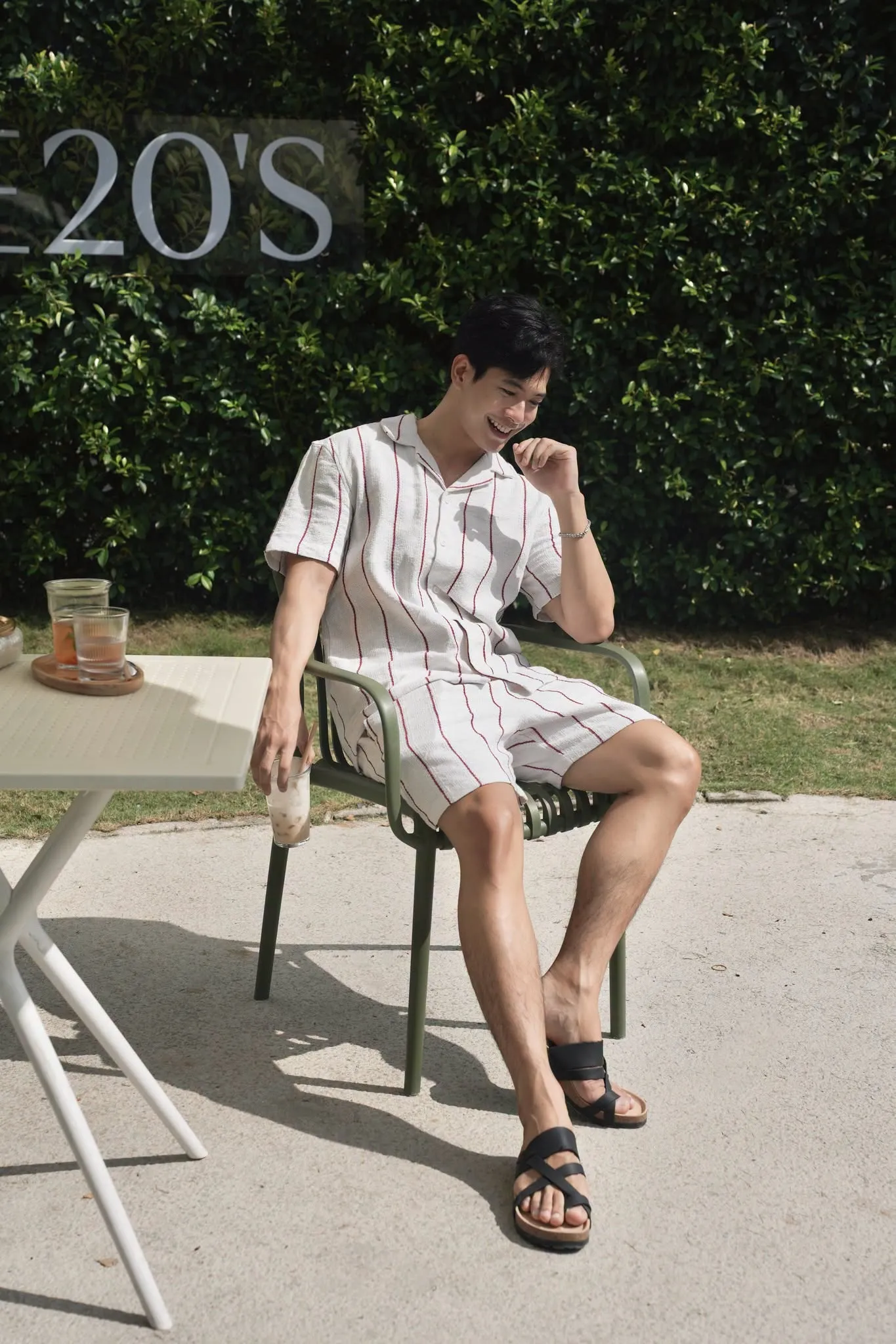 Những ngày picnic nắng ấm sẽ thích hợp để diện bộ sơ mi và quần short đồng bộ vừa thoáng nhẹ vừa trẻ trung