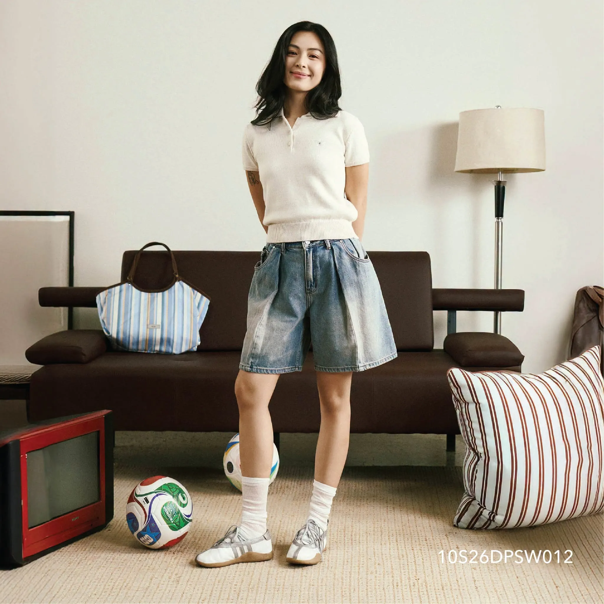 Áo polo dệt kim và quần short denim đem đến cách phối trẻ trung, khỏe khoắn cho chuyến picnic cuối tuần