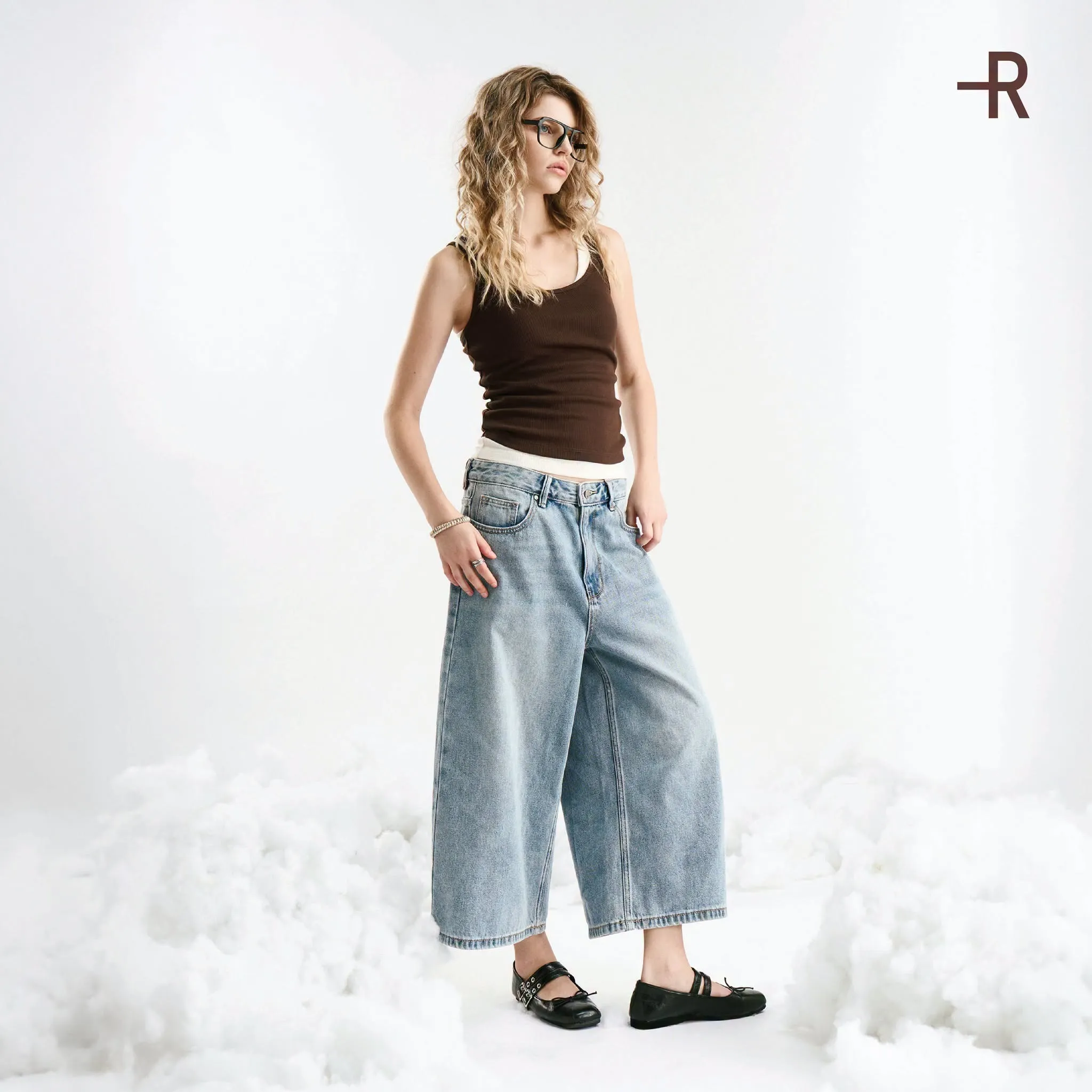 Áo tank top đi cùng quần jeans culotte tạo nét phóng khoáng, hiện đại cho những buổi vui chơi ngoài trời
