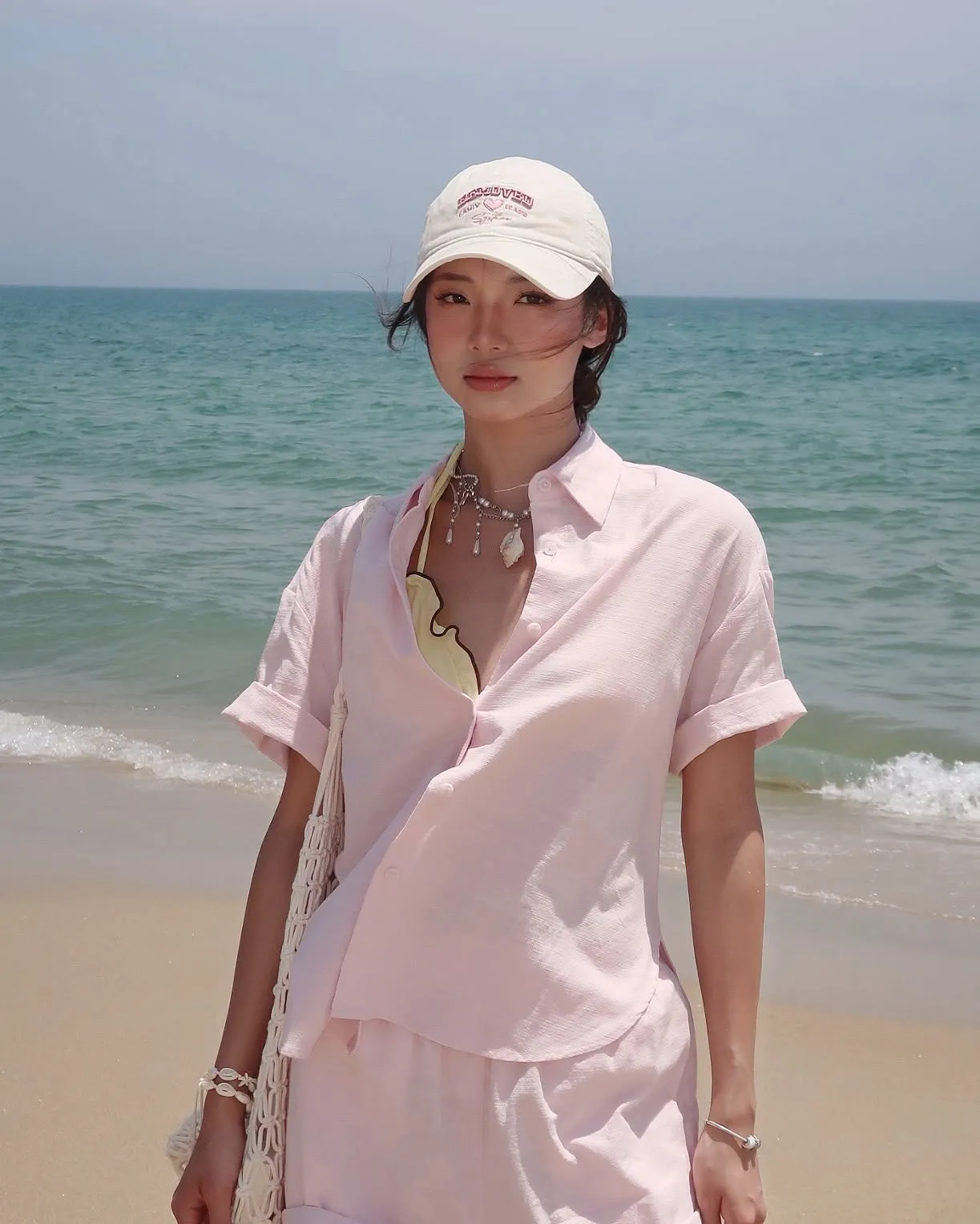 Trang phục mỏng nhẹ cùng phụ kiện chống nắng phù hợp cho những ngày khám phá Quy Nhơn vào mùa khô