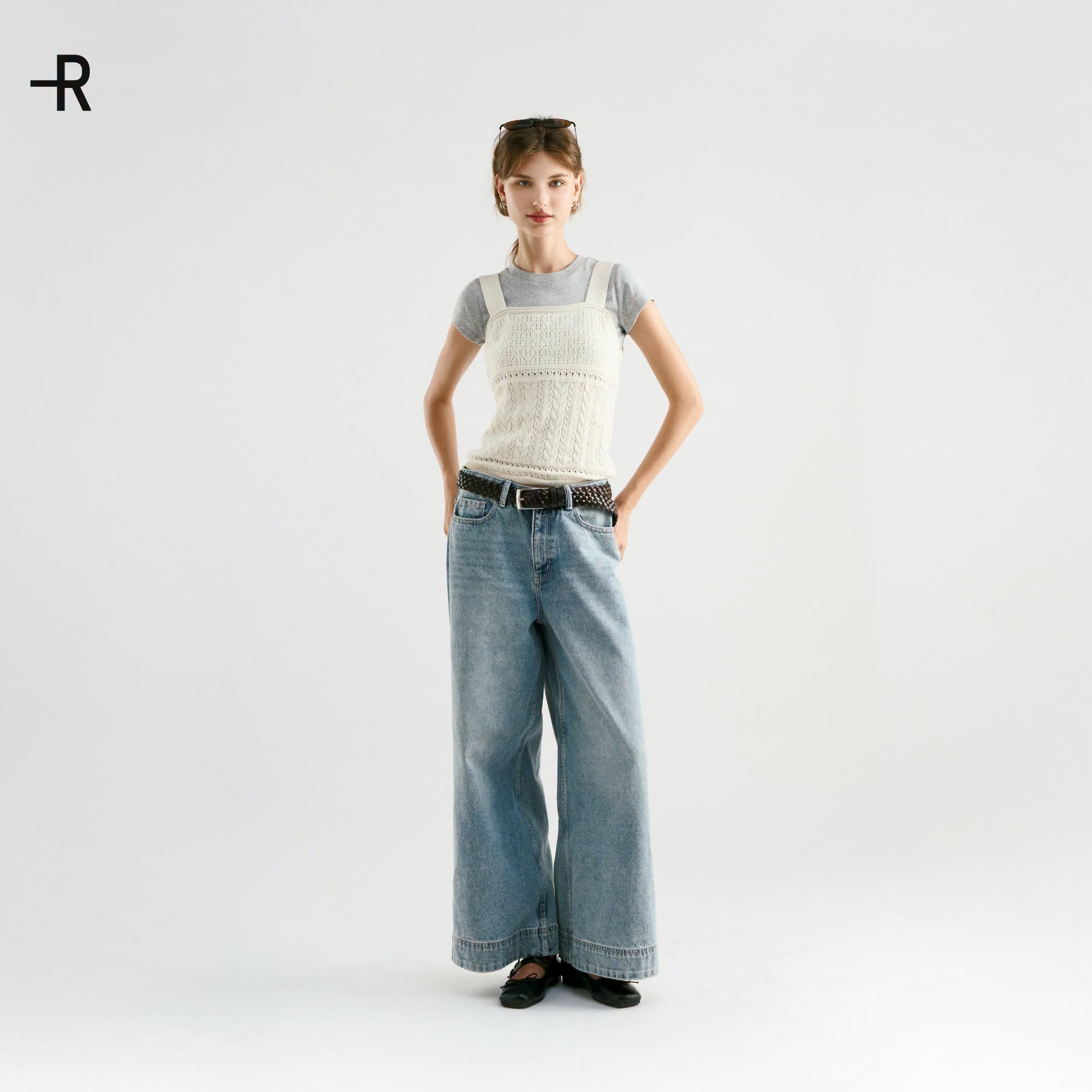 Áo thun phối áo len hai dây và quần jeans ống rộng trẻ trung khi dạo chơi Quy Nhơn