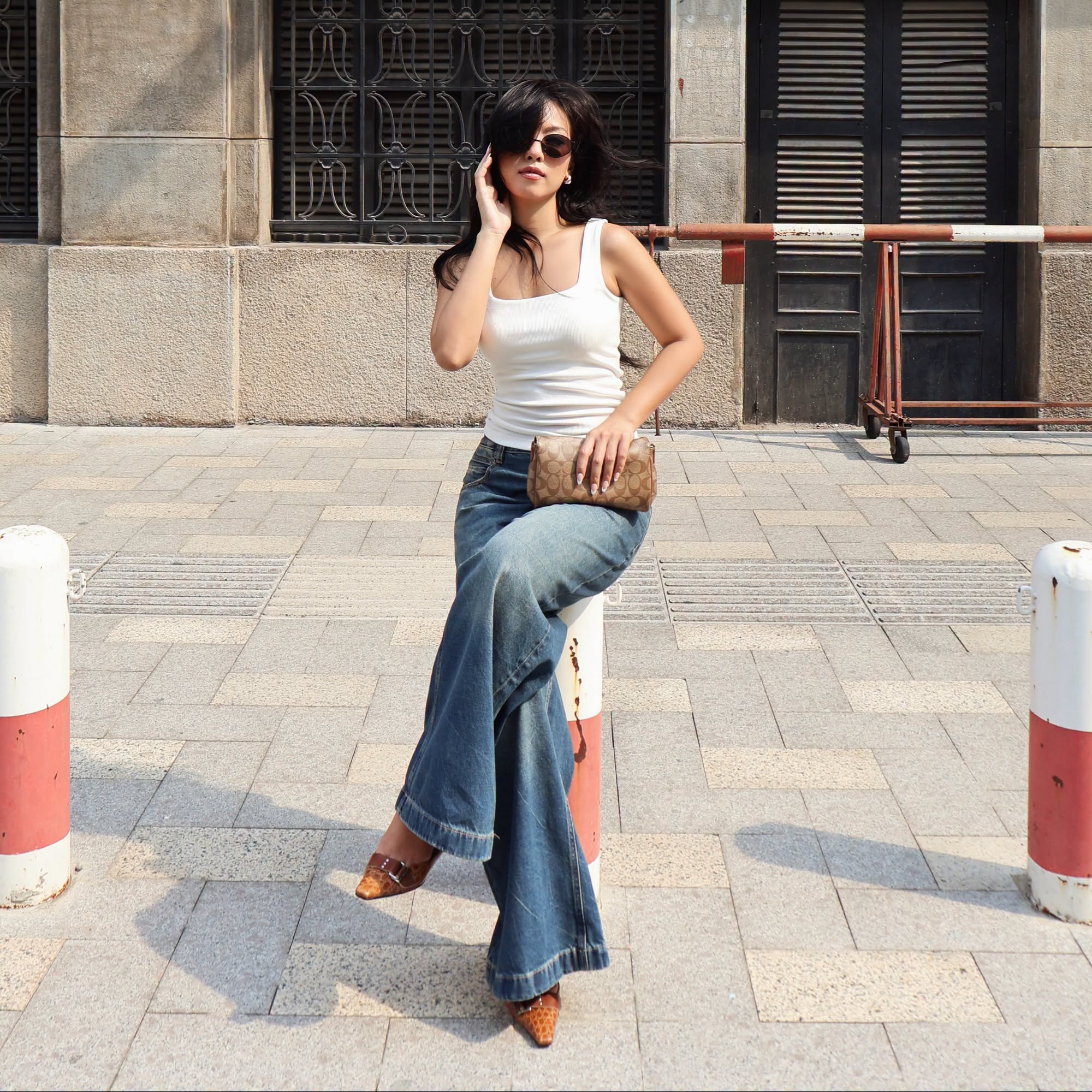Outfit tank top và quần jean, cùng phụ kiện đơn giản nhưng vẫn nổi bật khi check-in tại Quy Nhơn