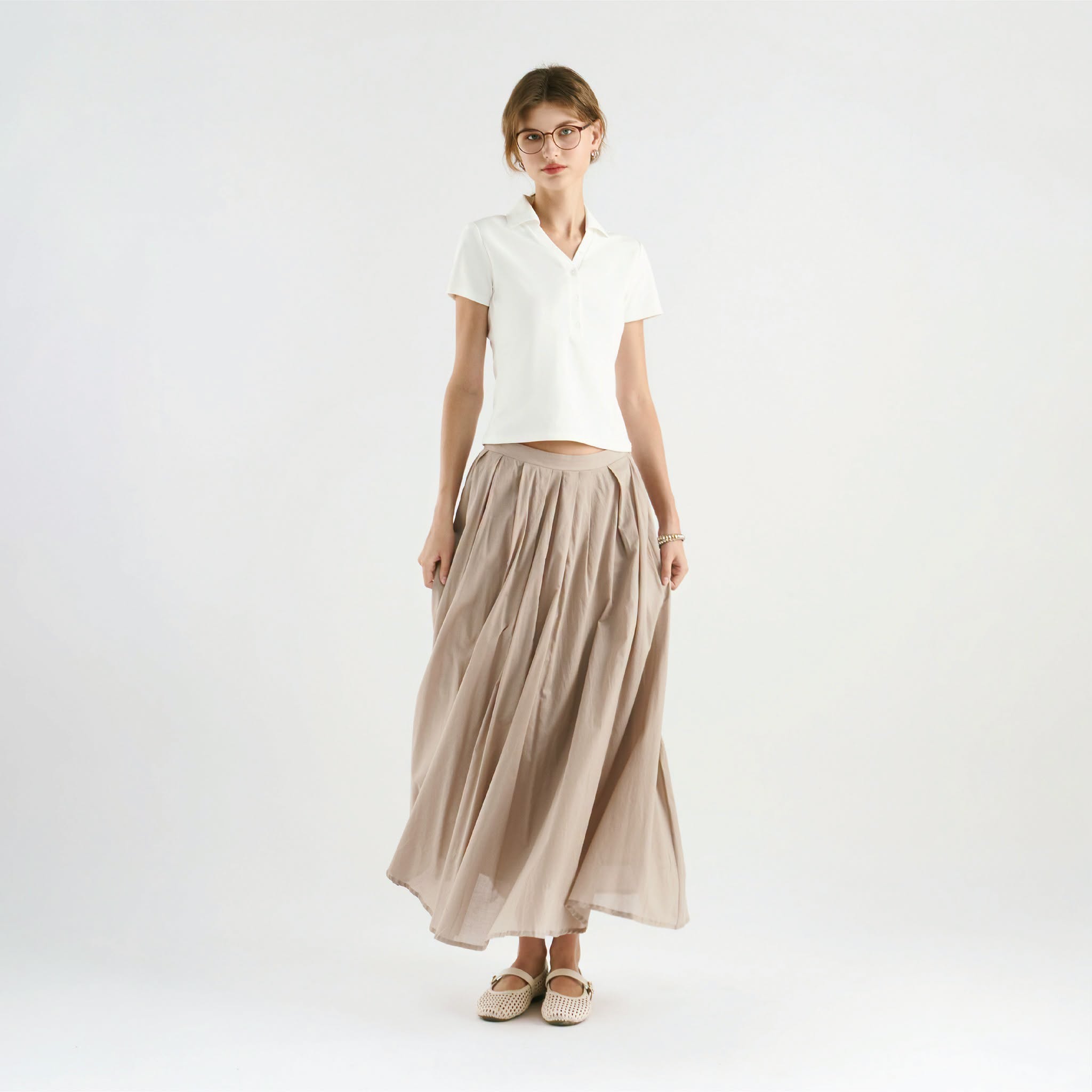 Outfit đơn giản, dịu dàng với chân váy dài và áo polo trắng