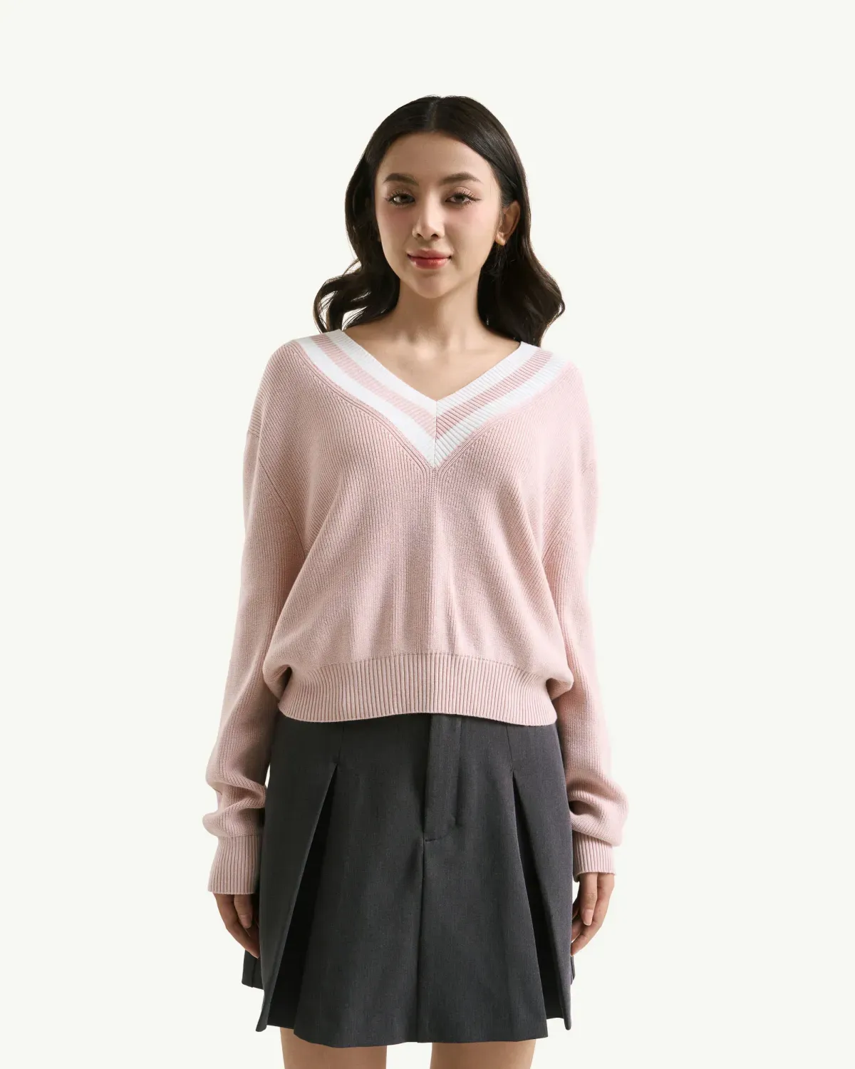 Áo len mỏng phối chân váy cùng boots mang đến outfit trẻ trung, ấm áp