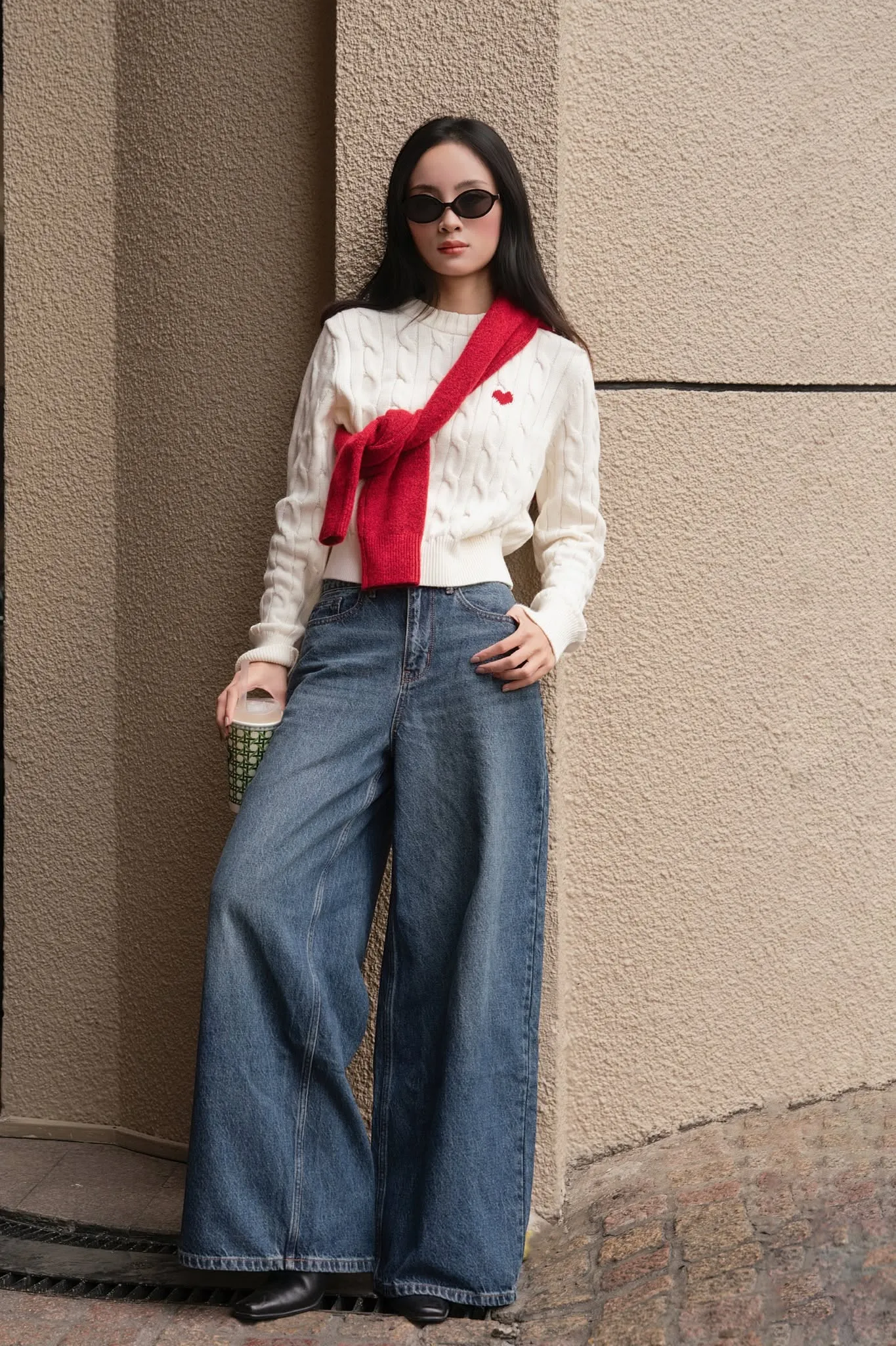 Áo len mix quần jean tạo nên outfit thanh lịch, xinh đẹp khi đi du lịch Tà Xùa