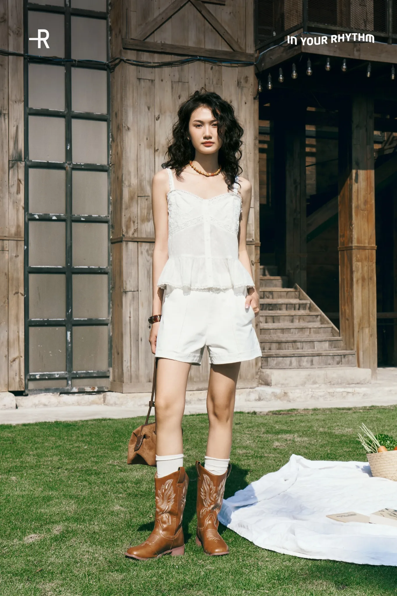 Áo hai dây phối short trắng basic cho outfit đi biển trẻ trung