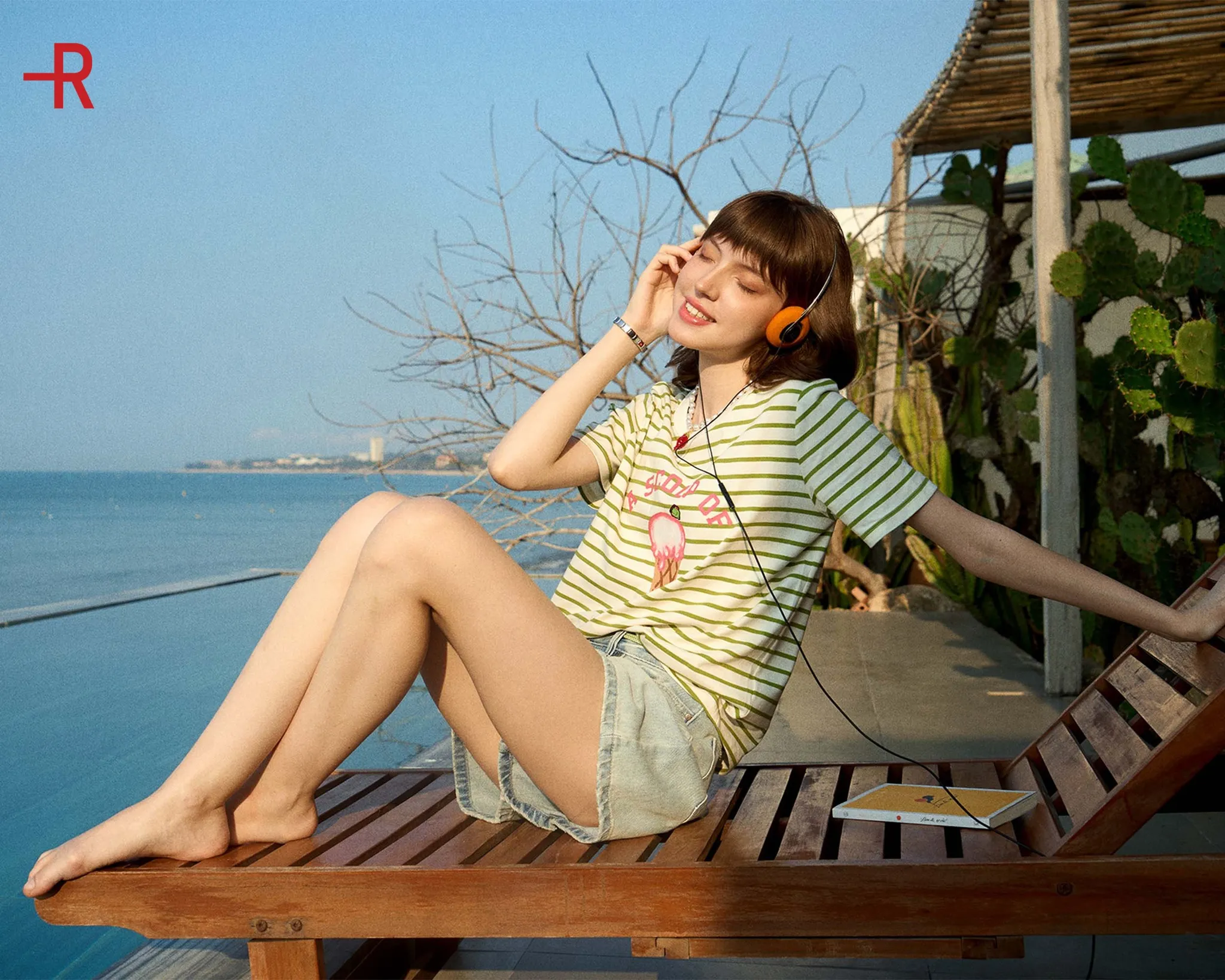 Outfit áo thun sọc phối short jeans trẻ trung cho chuyến đi biển