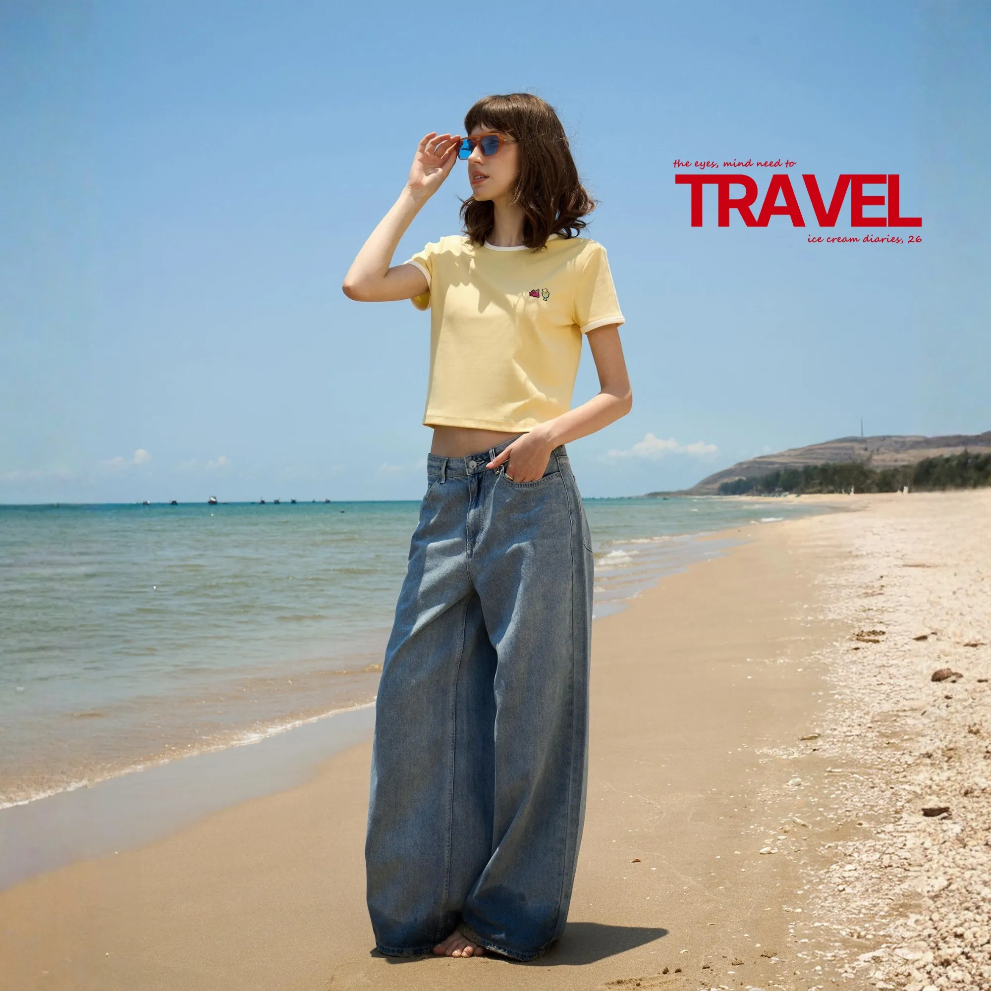 Áo thun vàng nhạt phối quần jeans suông rộng năng động