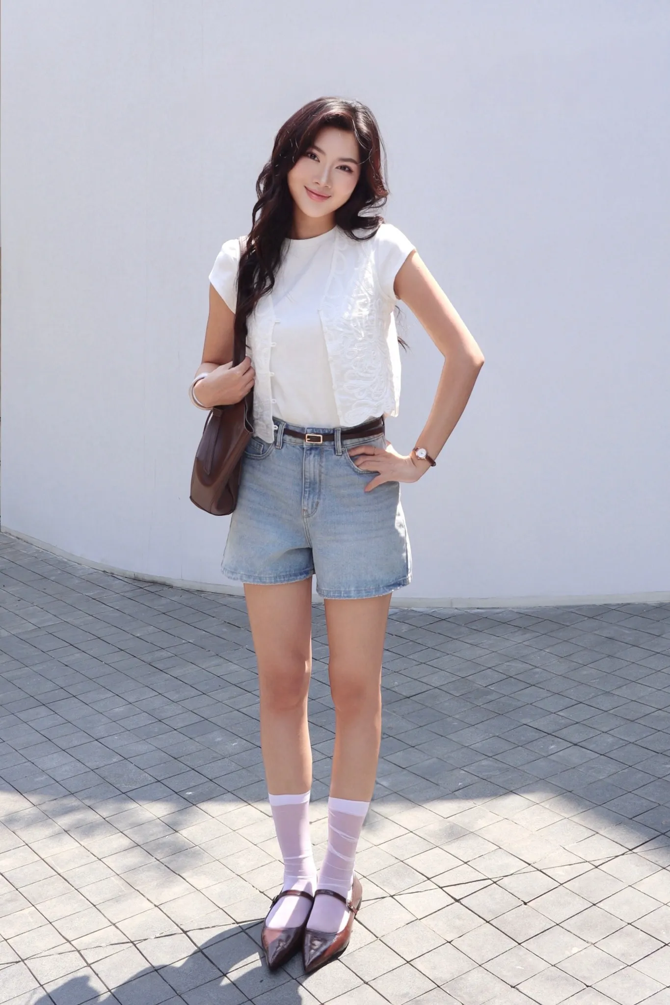 Outfit layer áo thun phối short denim mang phong cách trẻ trung, hiện đại