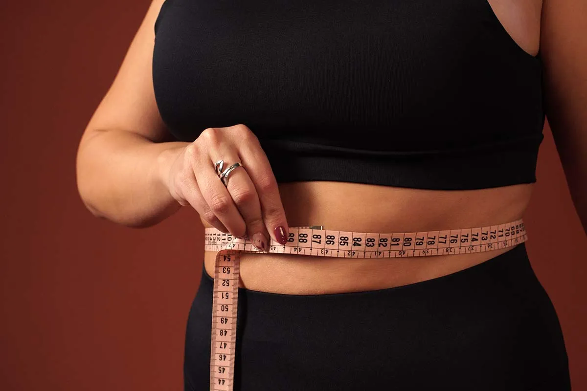 Đo vòng eo định kỳ giúp bạn theo dõi sự thay đổi cơ thể, phát hiện sớm nguy cơ sức khỏe và điều chỉnh chế độ ăn uống (Nguồn: Internet)