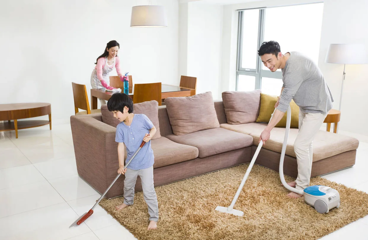 Dọn dẹp nhà cửa là việc phổ biến được người dân thực hiện trước Tết