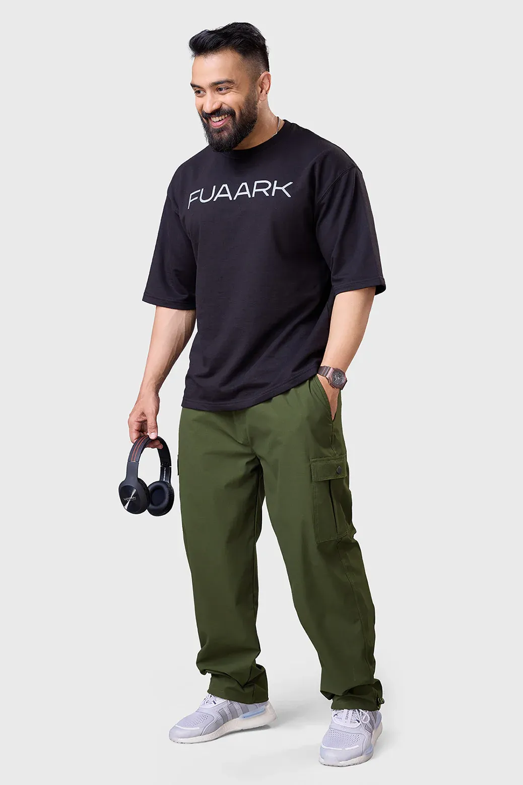 Đơn giản nhưng ấn tượng trong trang phục áo thun mix cargo pants (Nguồn: Internet)