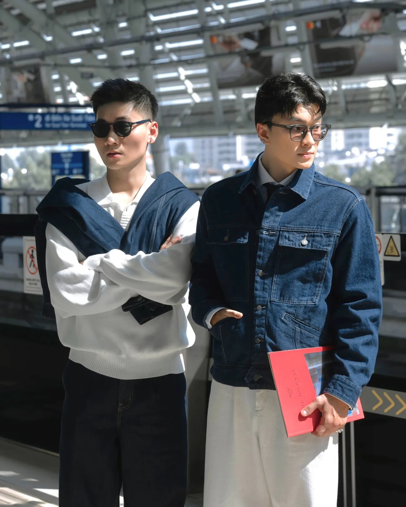 Đơn giản nhưng thời trang khi phối xanh navy với màu đen/ trắng (Nguồn: Routine)