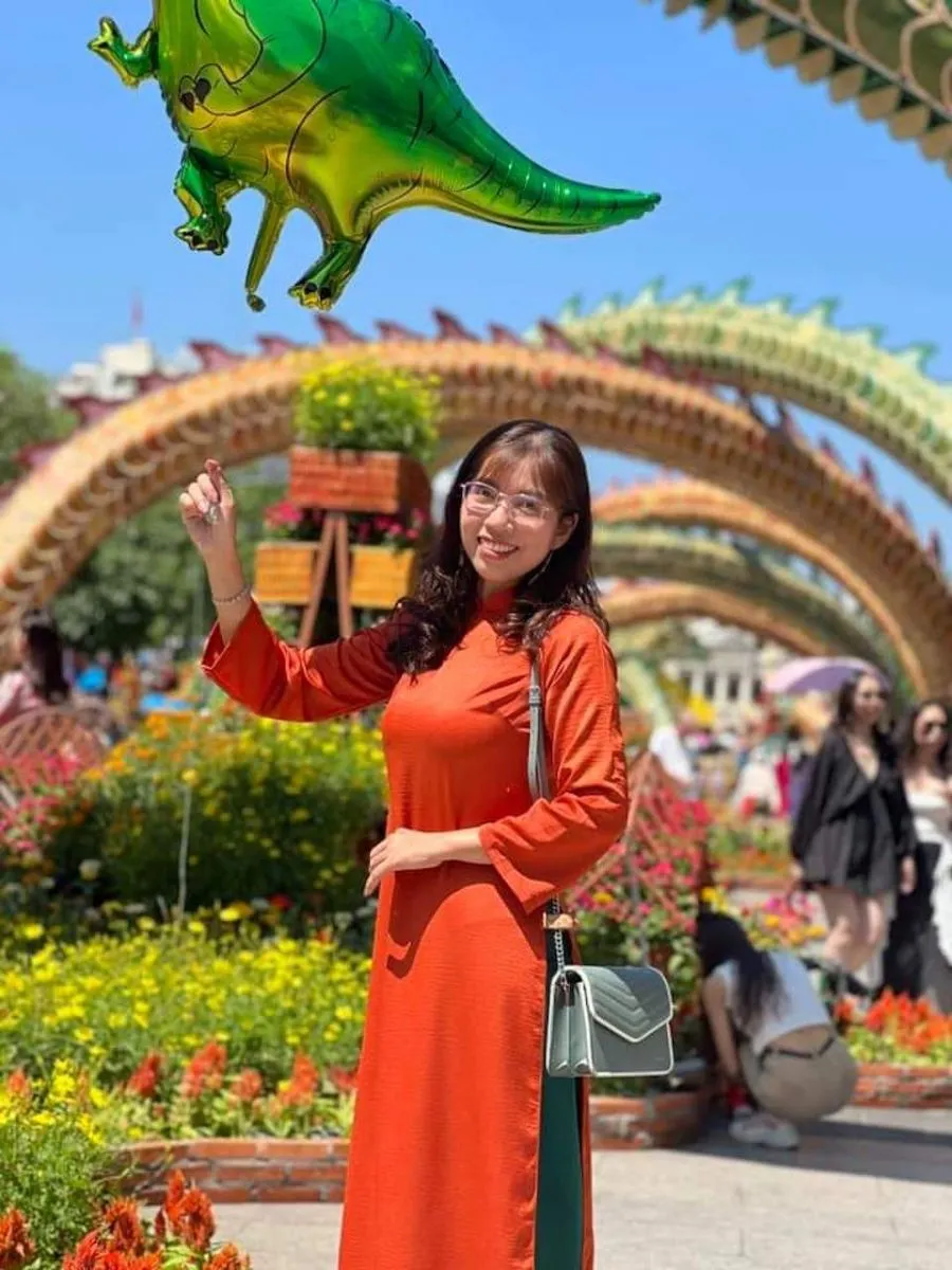 Đường hoa Nguyễn Huệ thu hút đông đảo mọi người đến chụp hình Tết