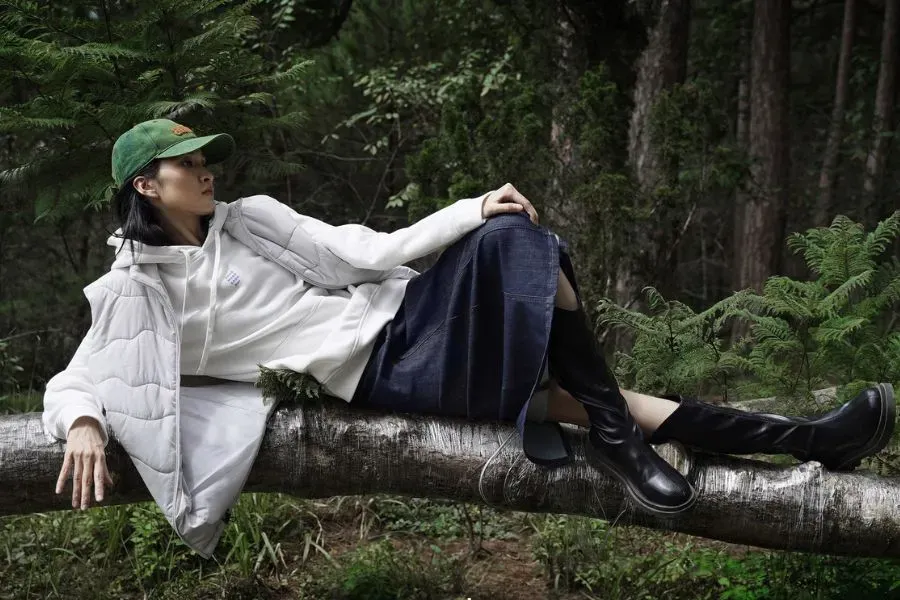 Áo hoodie nữ mix cùng áo khoác là một combo hoàn hảo cho những nơi có thời tiết lạnh